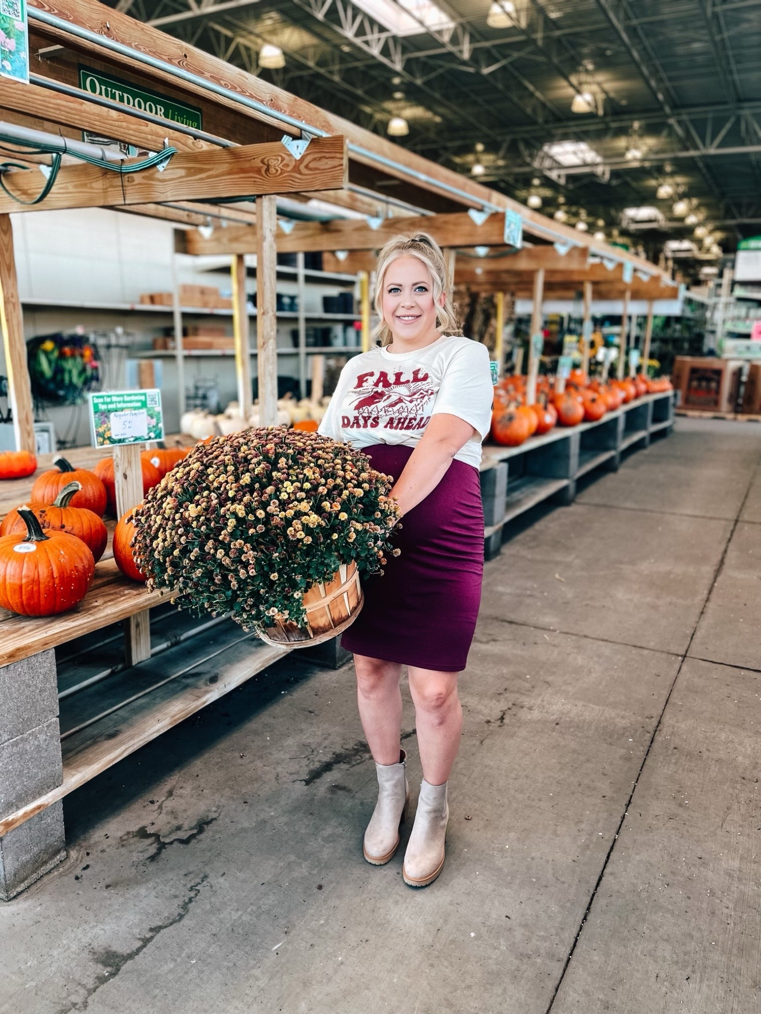 Fall vibes ahead

Fall maternity fashion / Fall bump style / target boots / bodycon dress / graphic tee / 

#LTKunder50 #LTKbump