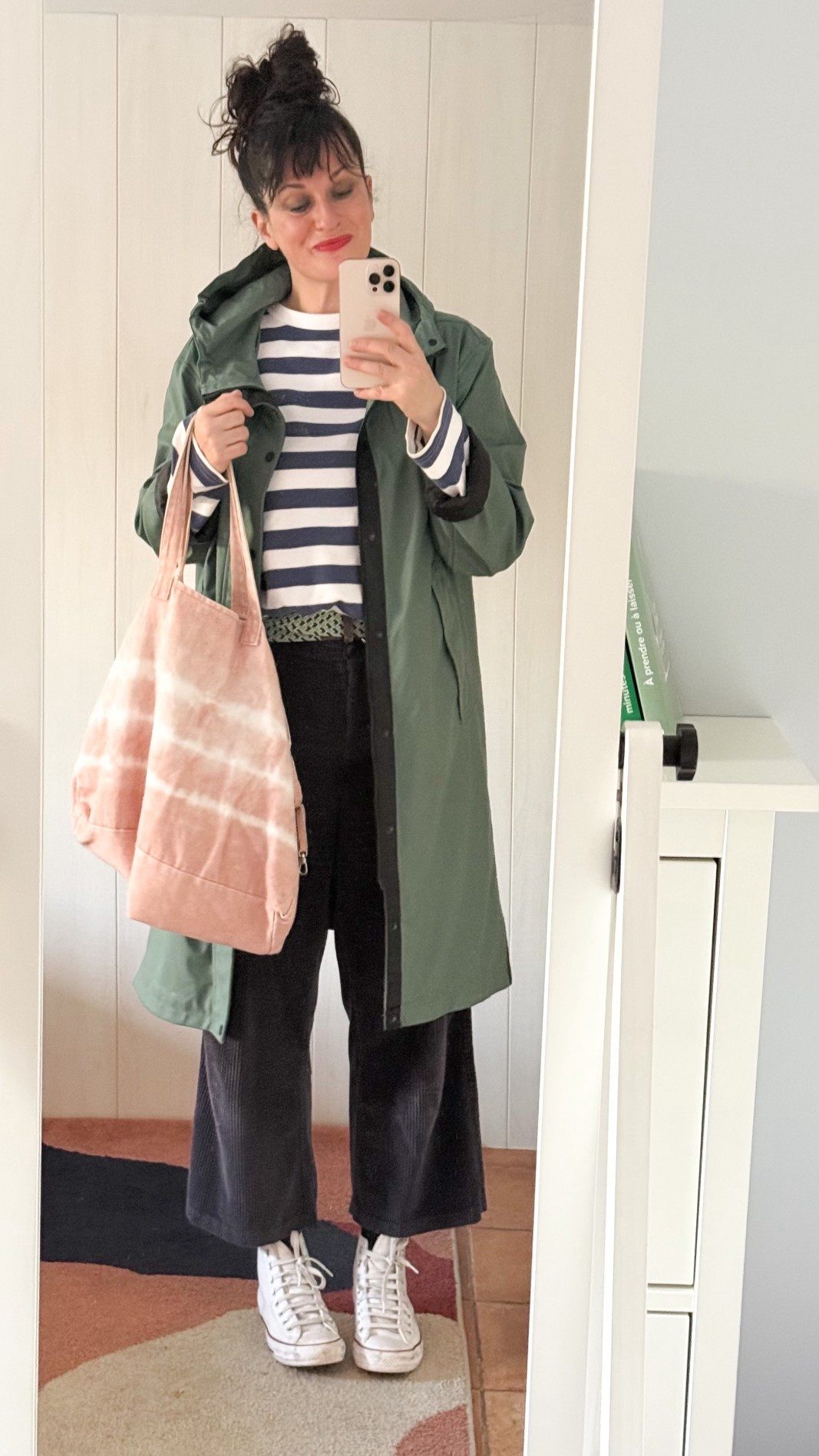 • Ciré vert #americatoday
• Sweat rayé #monoprixhomme
• Ceinture tressée vert d’eau #BCBGMaxAzria
• Pantalon crop en velours côtelé bleu marine #monoprix 
• Cabas en coton tie & dye rose #zara
• #Converse en cuir blanc 

#LTKfrance #LTKeurope