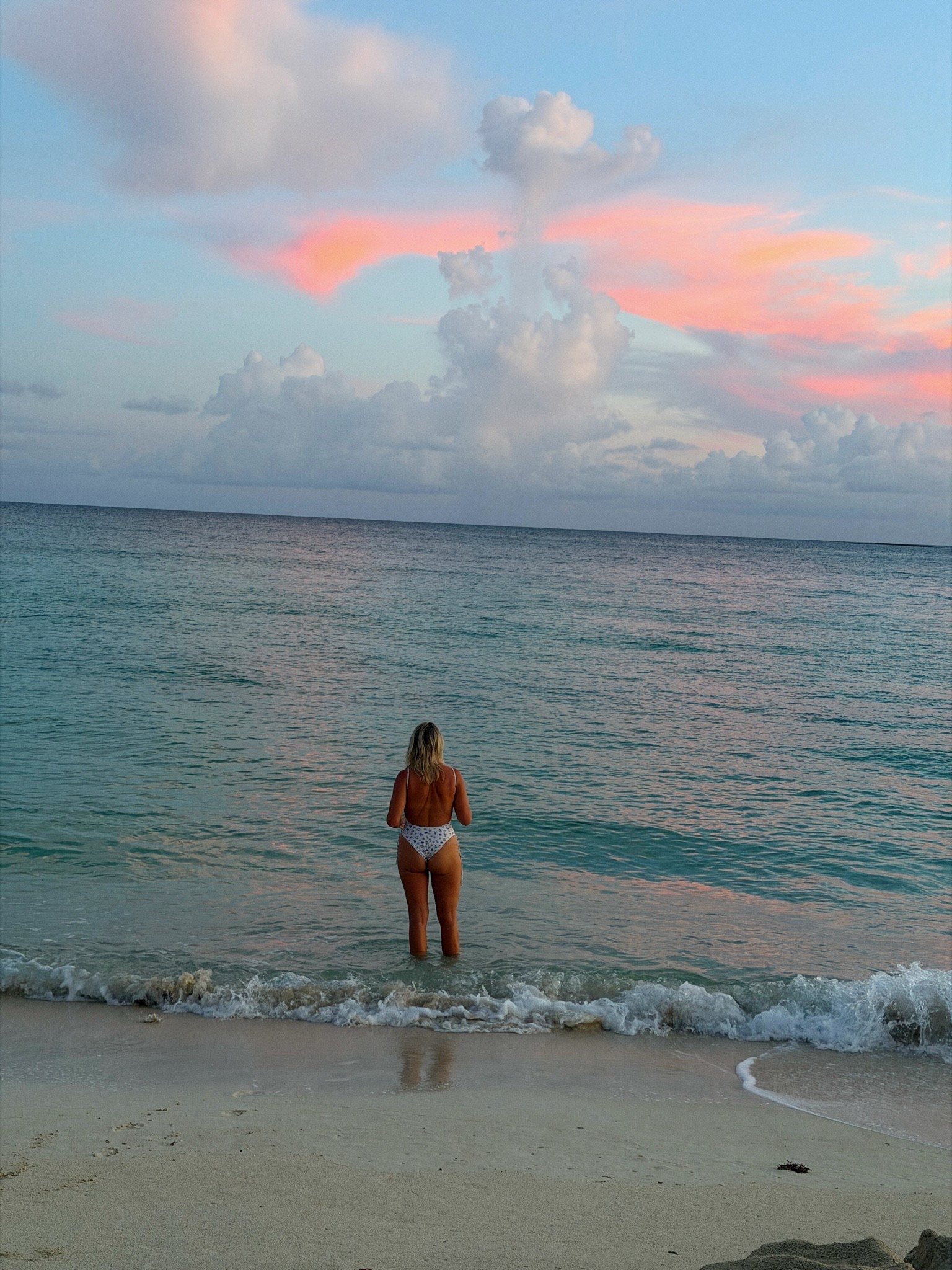 the most beautiful sunrise in the Bahamas 🇧🇸 🌺✨🐚

My favorite one piece is currently on sale