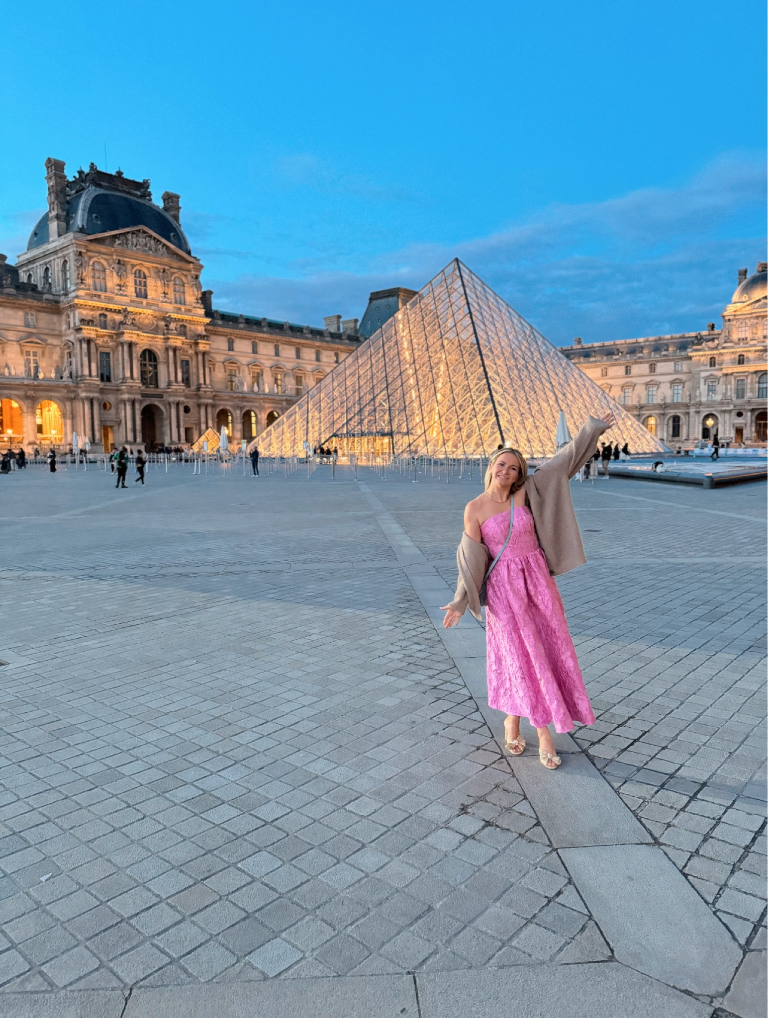 Perfect Paris night outfit! A post dinner walk through the Louvre! #parisfrance #dinneroutfit