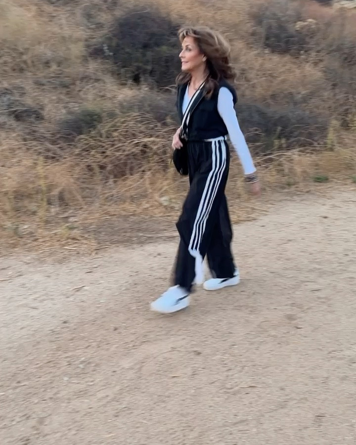 I’m wearing a small in the track pants.
Medium in the Levi’s top.

#Sporty #Exercise #Streetwear #Trackpants #Gym

#LTKVideo #LTKActive #LTKFitness