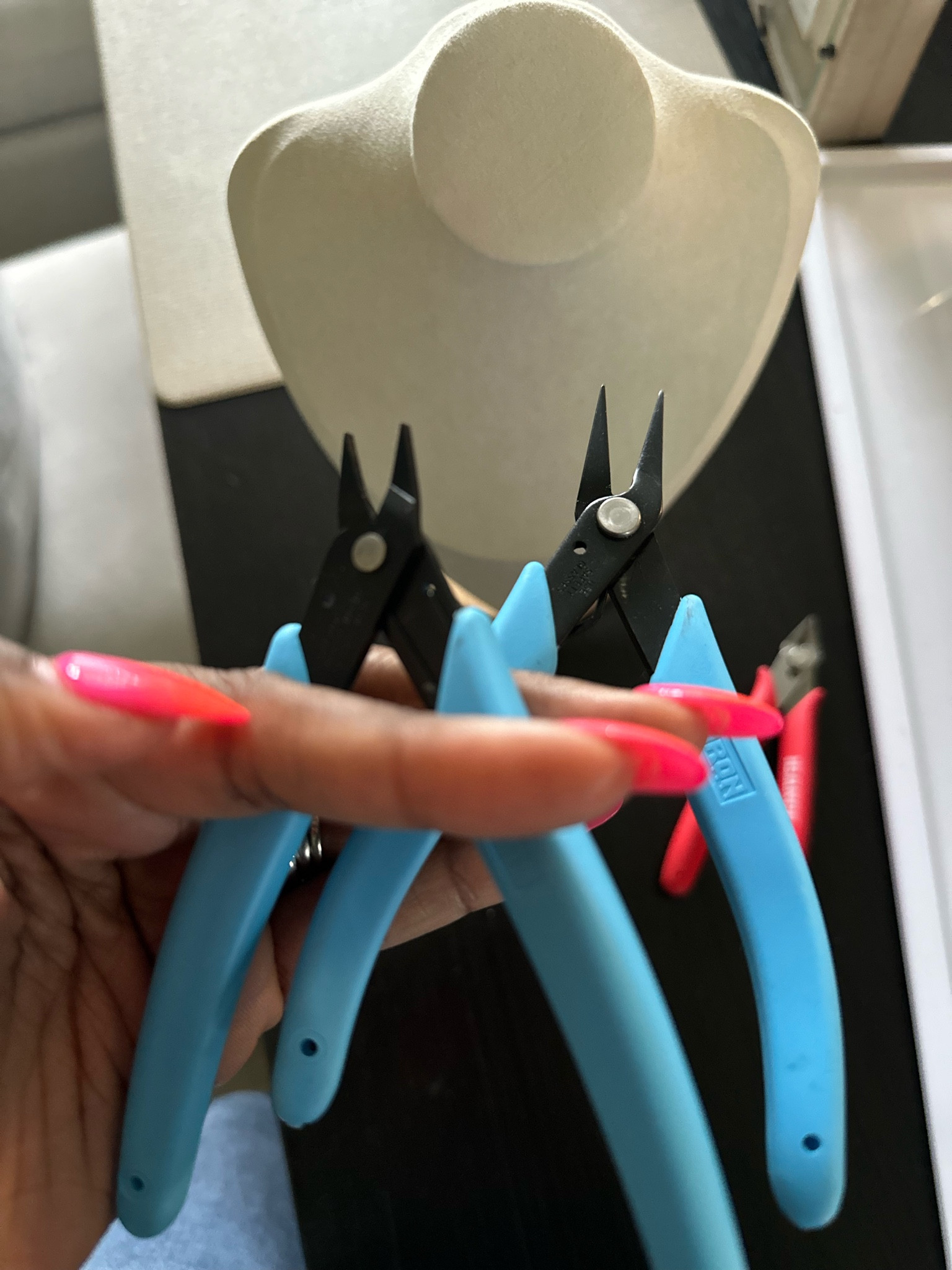Charm Bar ESSENTIAL 
Ladies you need a great pair of pliers. It’s an investment but I promise it makes closing your clasps easier. 

#charmbar #charms #charmnecklace #charmbracelet