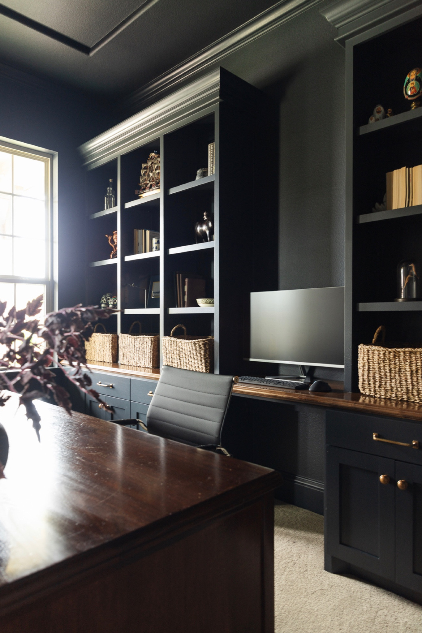 The storage baskets in our home office look beautiful while helping us organize and hide all the ugly stuff





#LTKhome