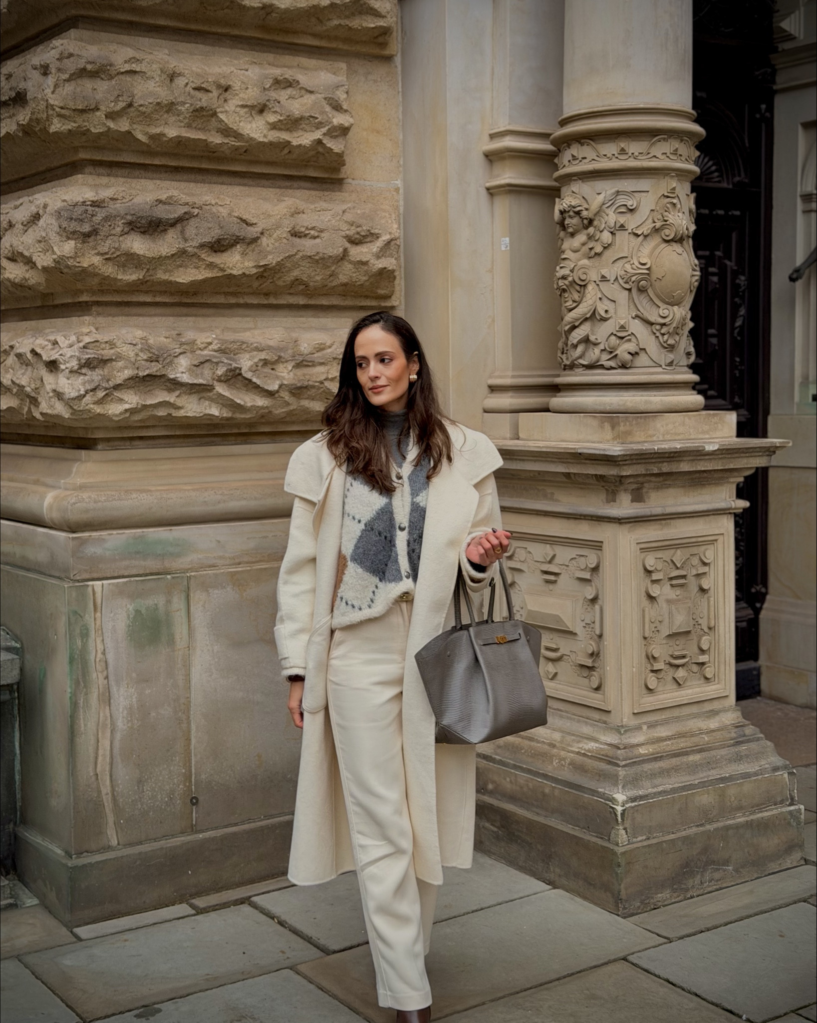 Μονόχρωμη στιγμή: white edition 🤍🦢

Γιατί τίποτα δεν αποπνέει περισσότερη πολυτέλεια από ένα total white σύνολο τον χειμώνα.

Θα βρείτε τις λεπτομέρειες του look μου εδώ: https://liketk.it/5Kqka

~~~~~~~~~~~~~~~~~~~~~~~~~~~~~~~~~~~~~~~

Monochrome moment : white edition 🤍🦢

Because nothing feels more luxurious than a total white fit in winter.

You can find my look’s details here: https://liketk.it/5Kqka

•
•
•
•
•
•
•

#totalwhite #winterstyle #monochromelook #winterwhite #classyfit

#LTKwinter #LTKeurope #LTKworkwear