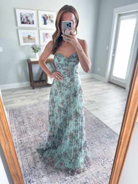Formal wedding guest dress. Formal dress in XS. Black tie wedding guest. Summer wedding guest. Floral maxi dress. Fall wedding guest. Amazon gold heels are TTS.

*I am 5’3 and would need to have dress hemmed - it is gorgeous!

#LTKParties #LTKWedding #LTKTravel