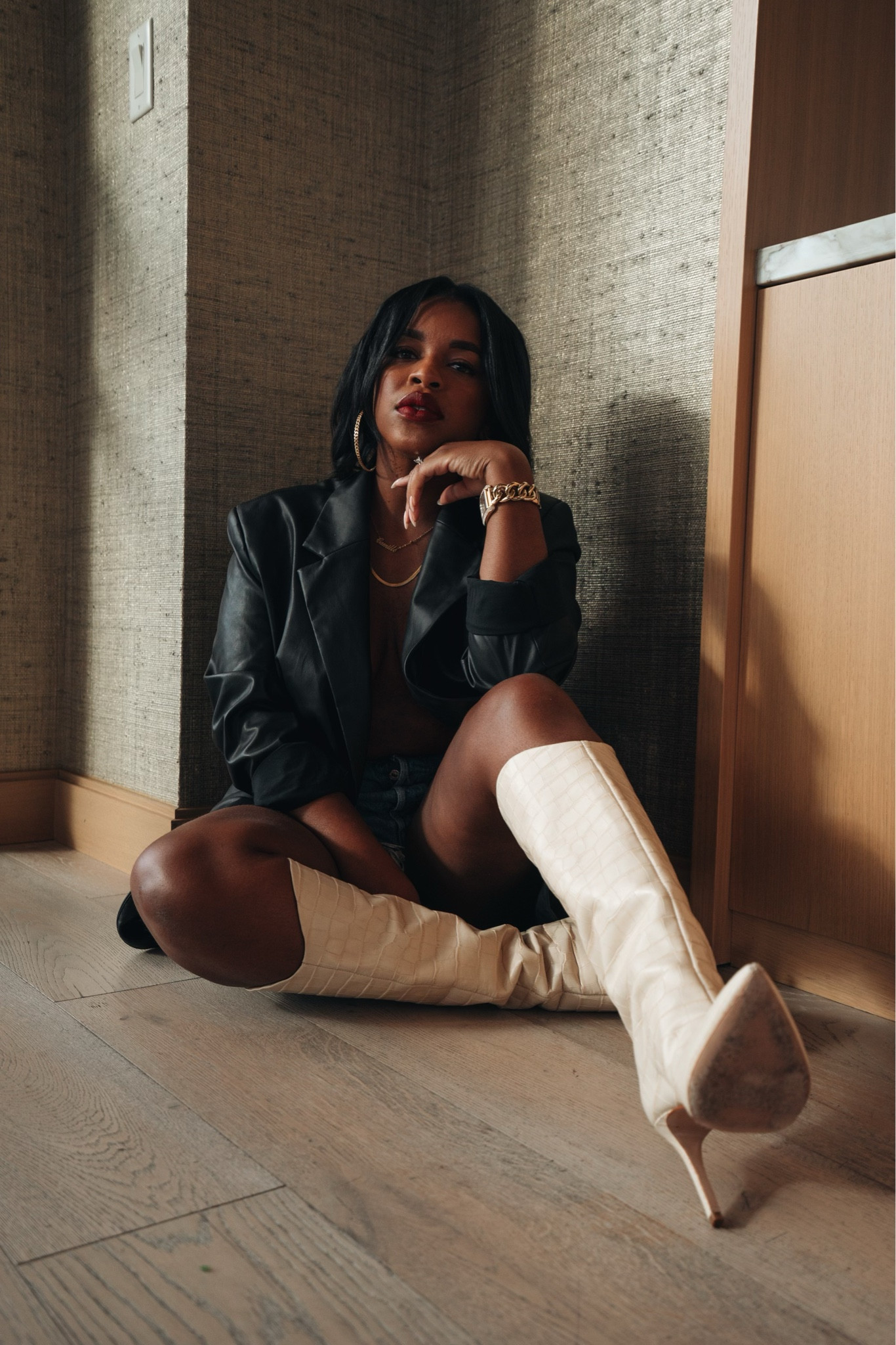 Wearing a medium in the blazer but it’s oversized so order YOUR size, and an 8 in the boots . 