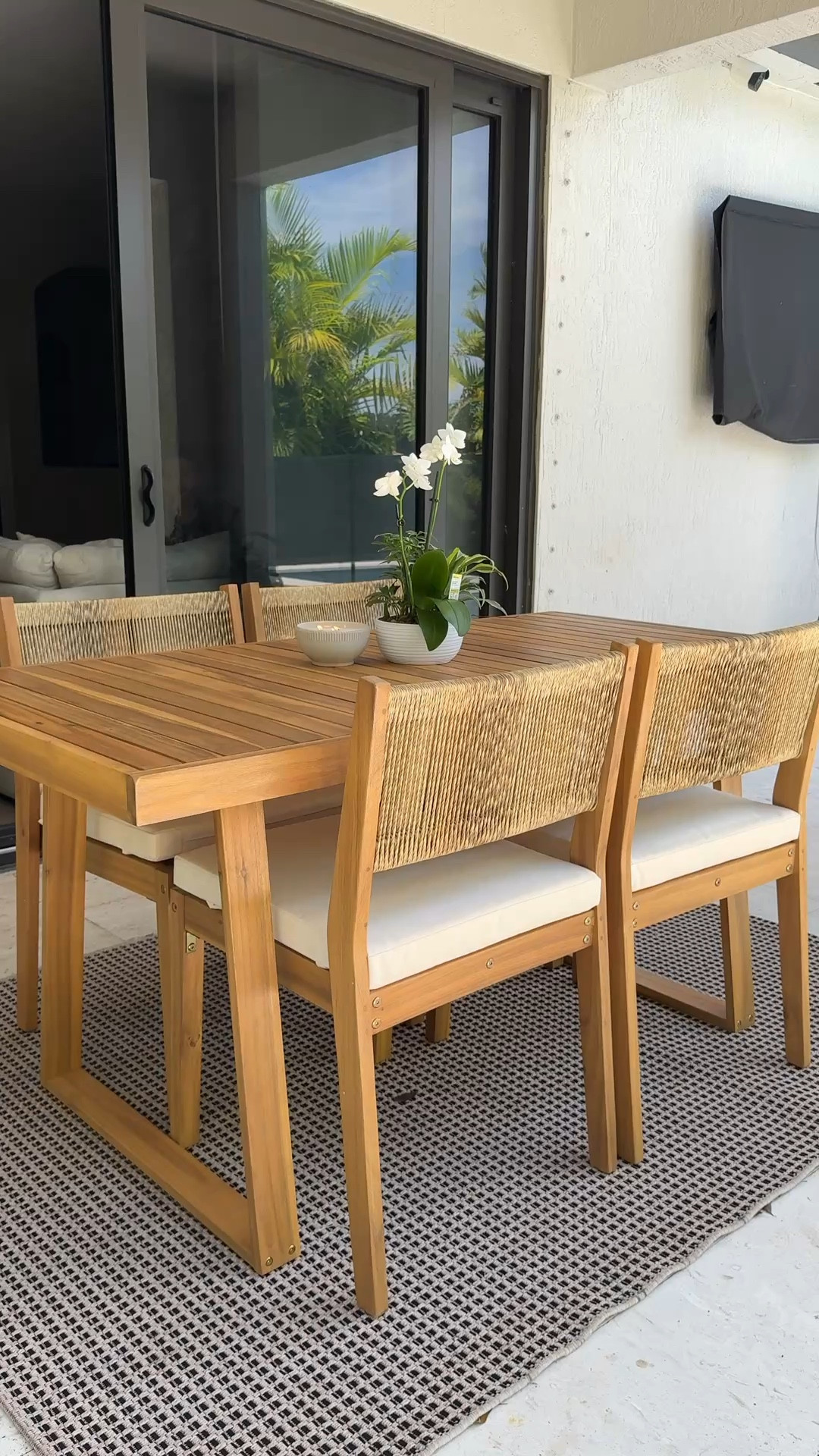 My favorite outdoor dining set from @amazon :) the best castlery dupe I’ve seen for half the price! 