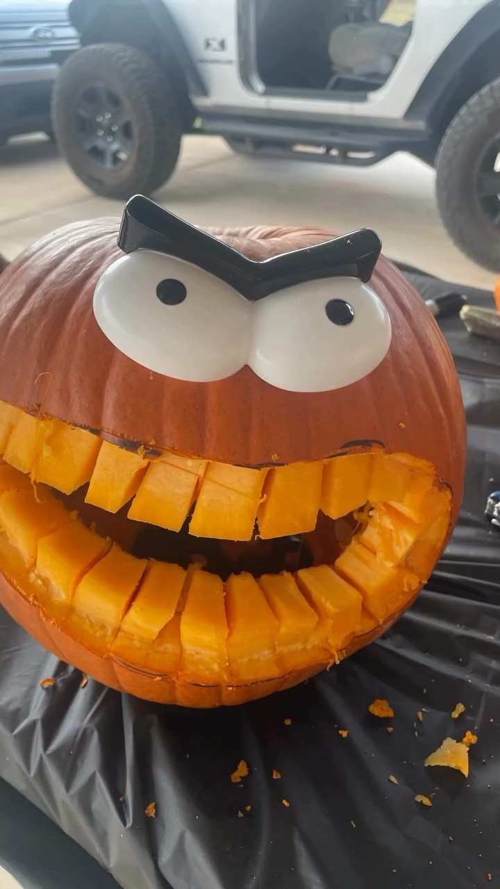 🔔31 Days of Halloween!!! Simple DIY!! Use your child feet & toes  or fingers to make little ghosts on their pumpkin !!!!🎃 next have a carving contest !!! You can also buy fun pieces at Walmart or any dollar tree to add some funny faces to your pumpkins !!!!