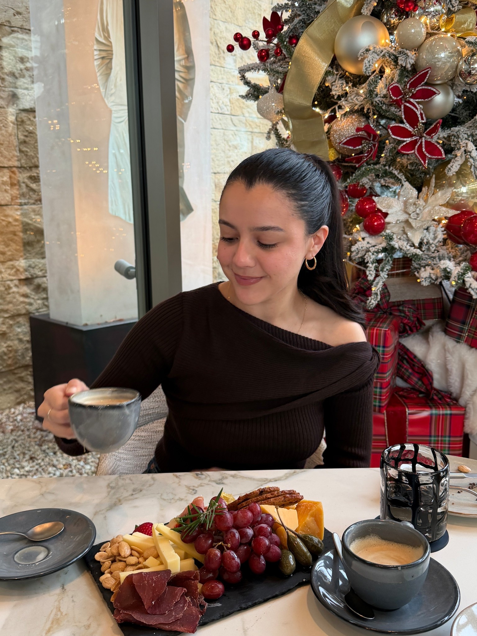 Love a good charcuterie board 🧀
And a cute sweater! Bought this last year but thankfully it’s still in stock! Running low on stock per the website… get it while you can! 