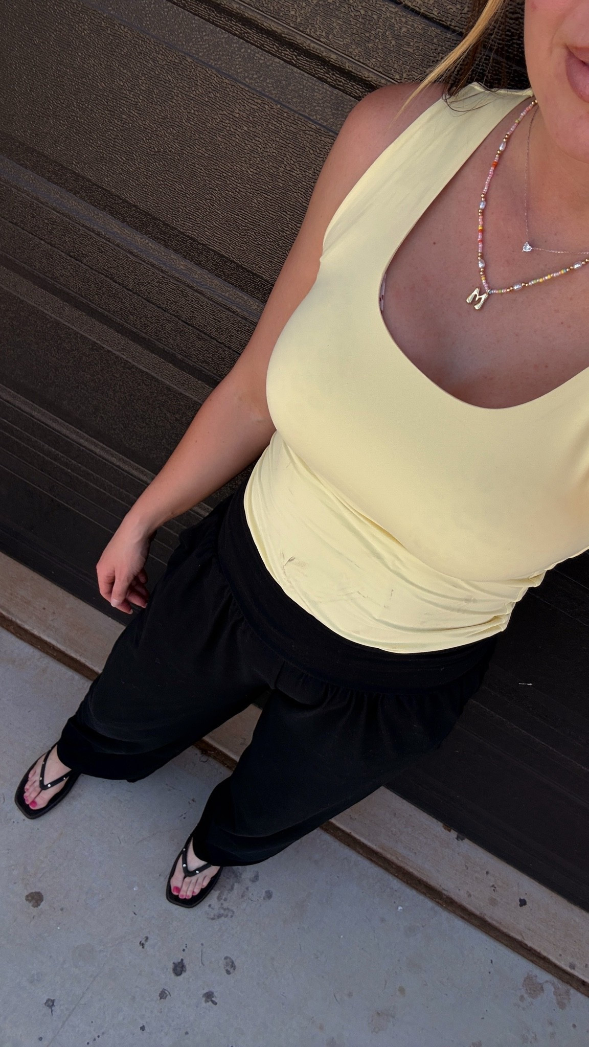 Casual SAHM outfit idea! Wearing a small 35” inseam in the comfy pants and small in top
