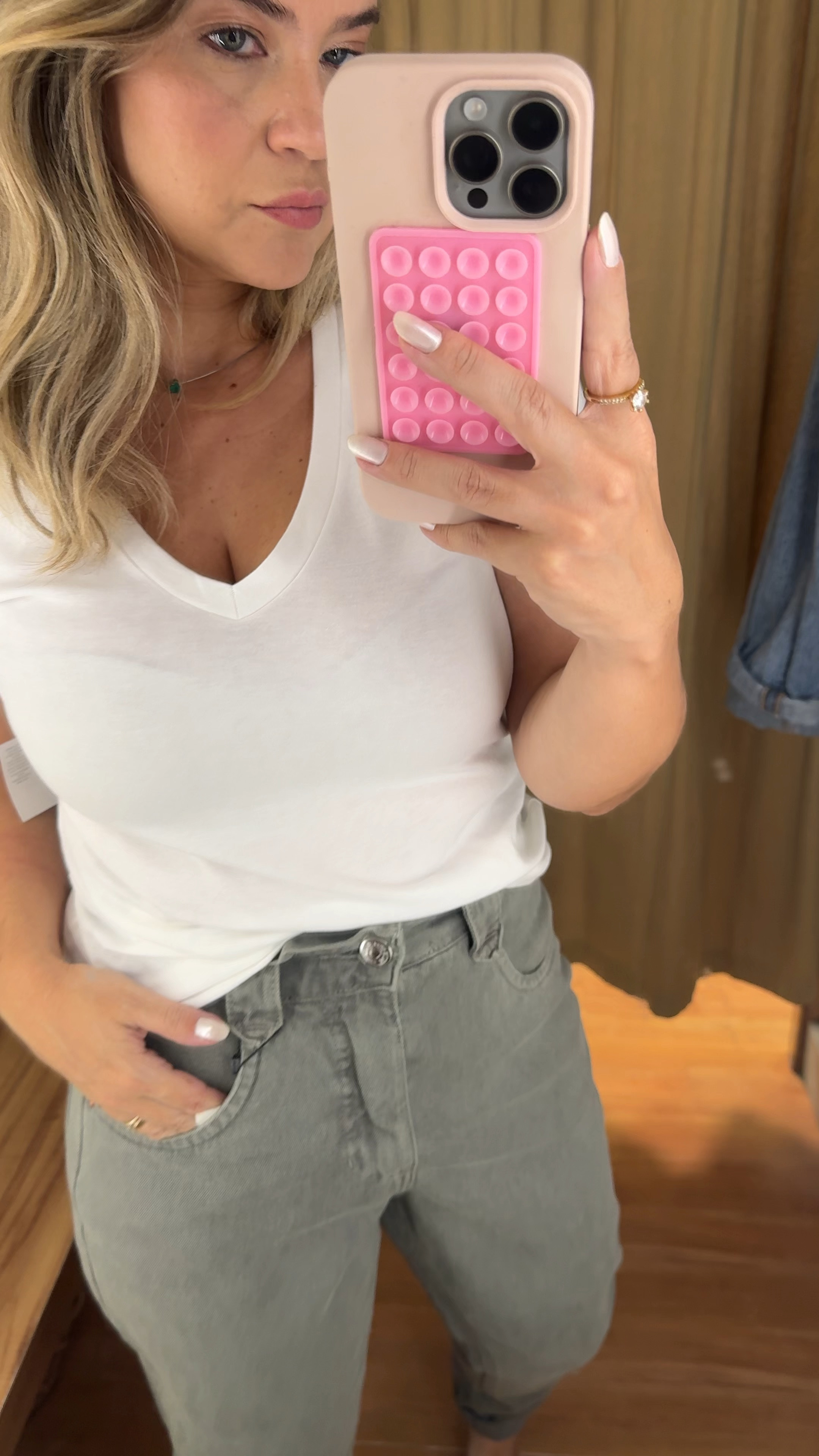 A camiseta branca com a calça de sarja ficou perfeito. Consigo pensar em diversas combinações de sapatos, bolsas e acessórios para usar de várias formas. 

#LTKworkwear #LTKbrasil #LTKover40