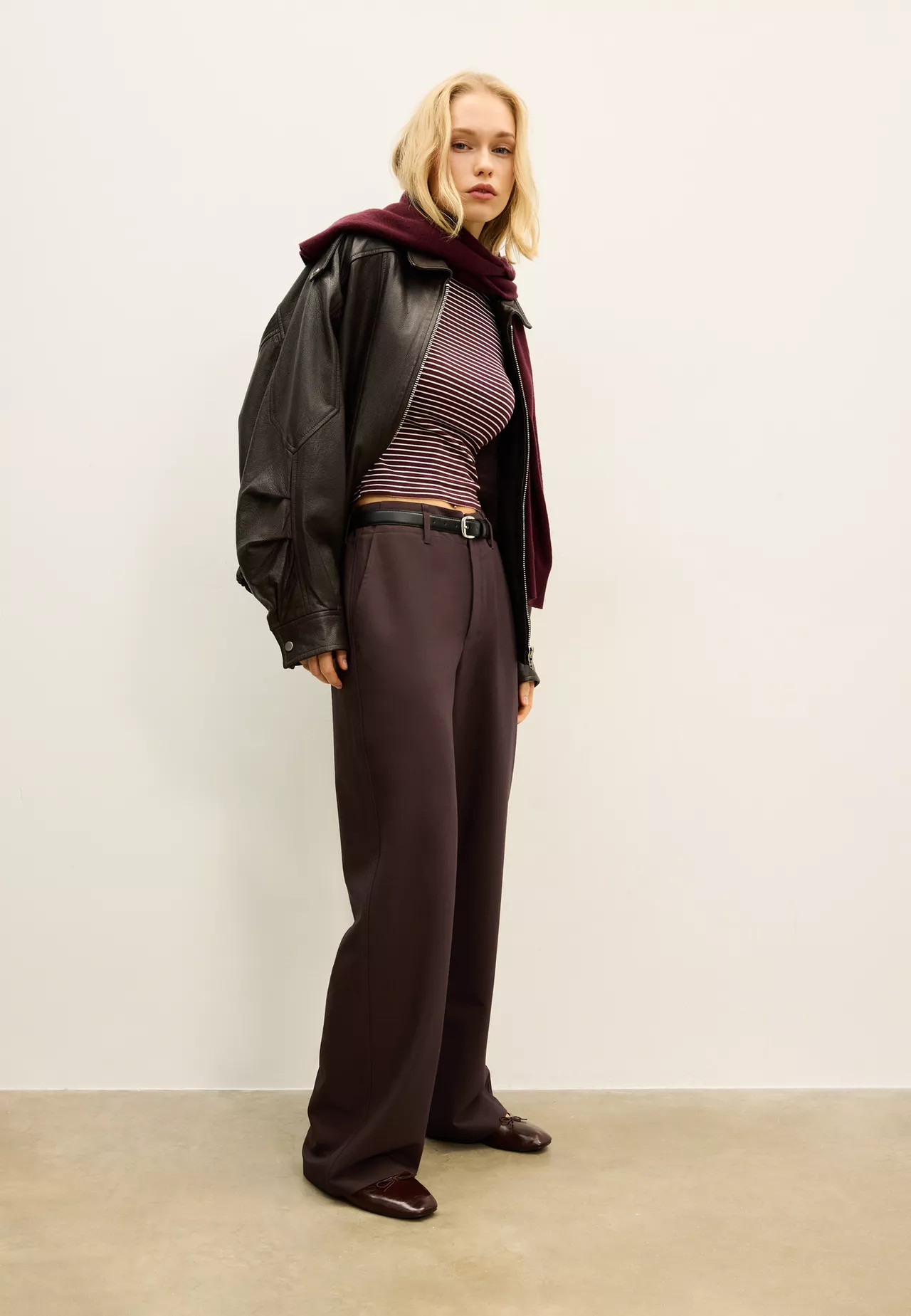 Fließende, gerade Stoffhose mit Gürtel - Kleidung für Damen | Stradivarius Deutschland | Stradivarius DE