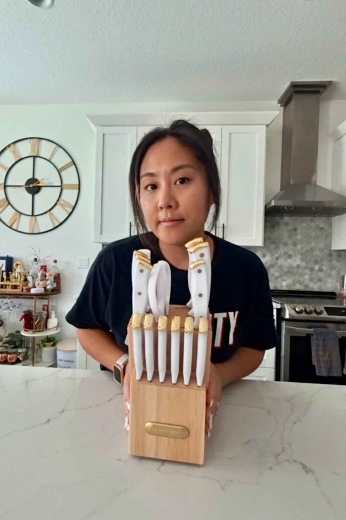 White and Gold Kitchen Knife Set 😍
Perfect for the girlies who love the neutral white, gold and wood look!

#kitchenknives #knifeset #whitegoldwood

#LTKHome #LTKFindsUnder100 #LTKGiftGuide