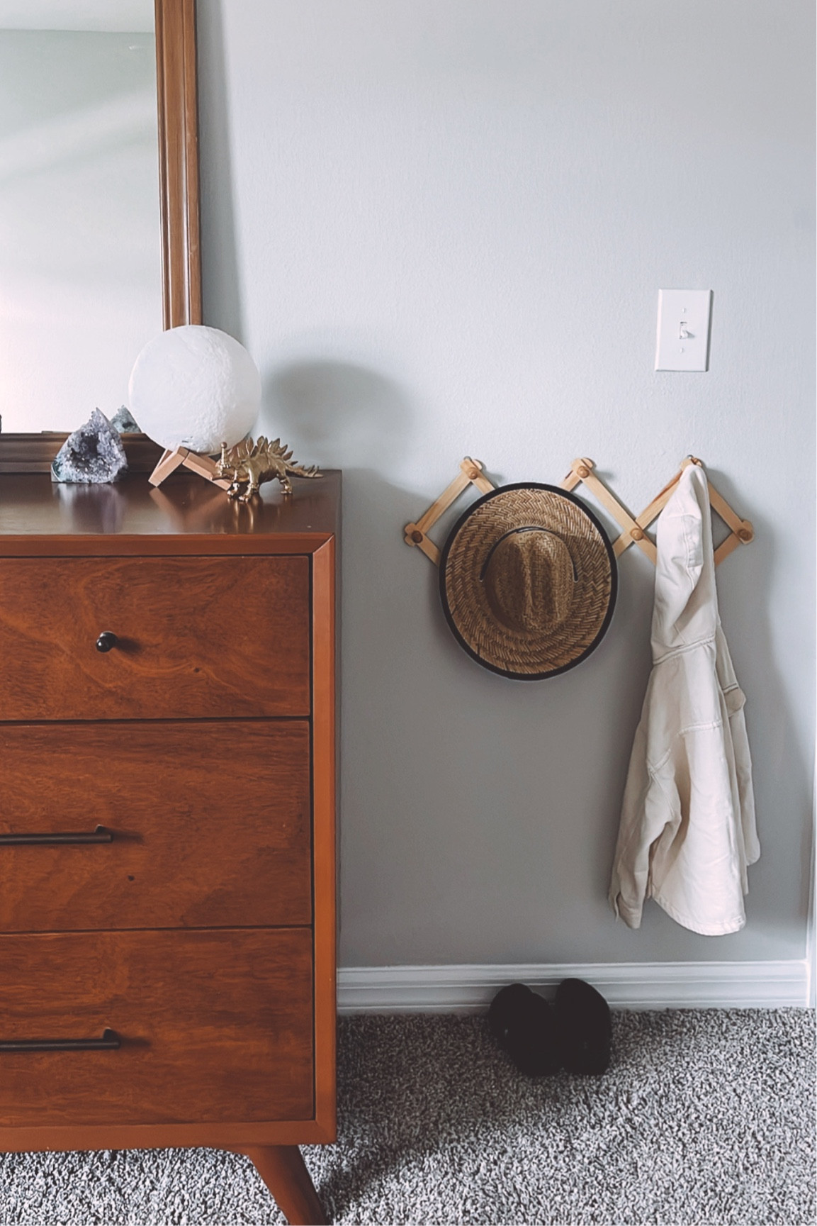 coat hanger for toddler room 