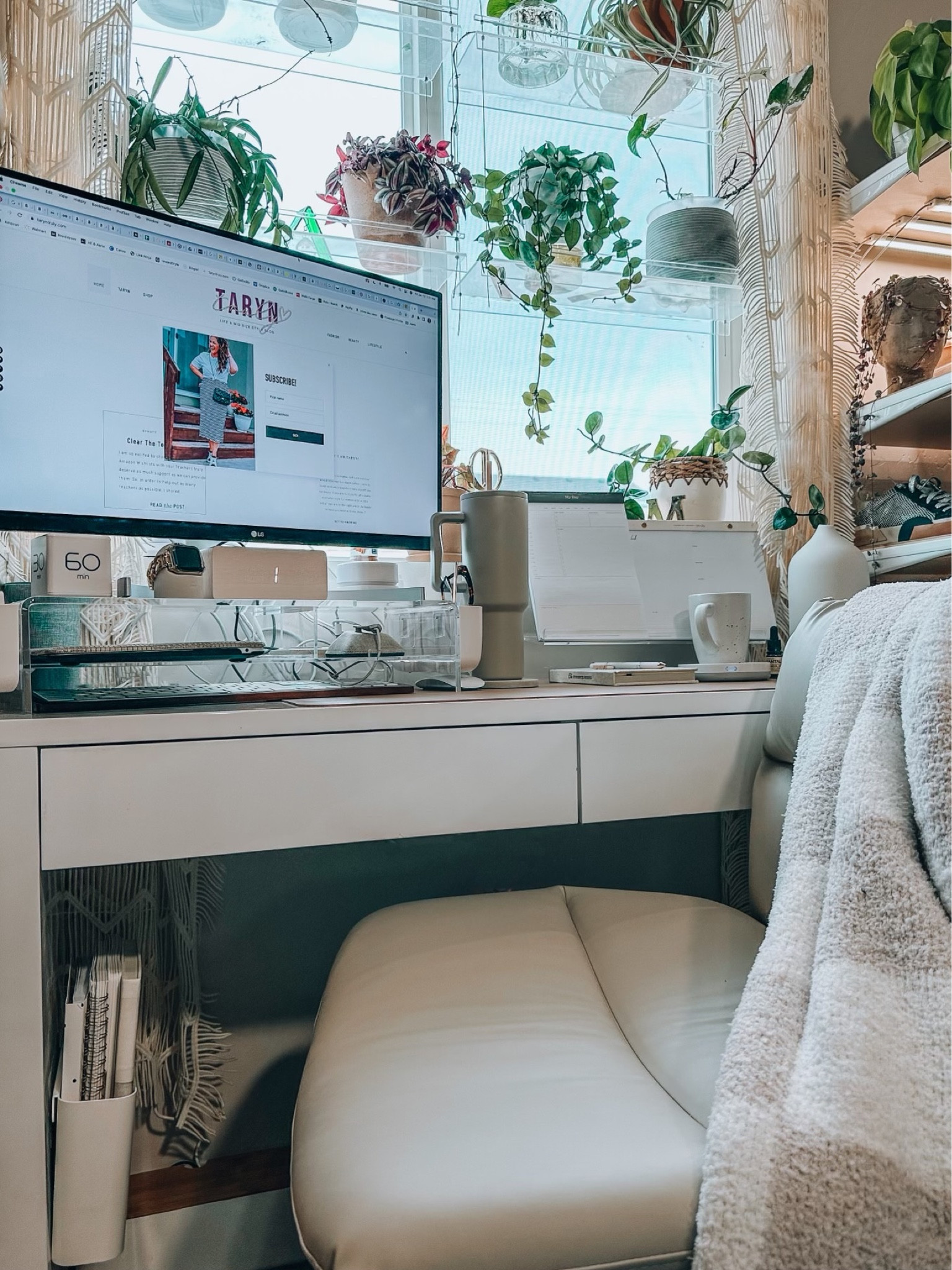 that girl desk setup - adhd friendly desk - Amazon aesthetic desk - office inspo - desk refresh - aesthetic amazon finds

#LTKhome #LTKFind #LTKstyletip