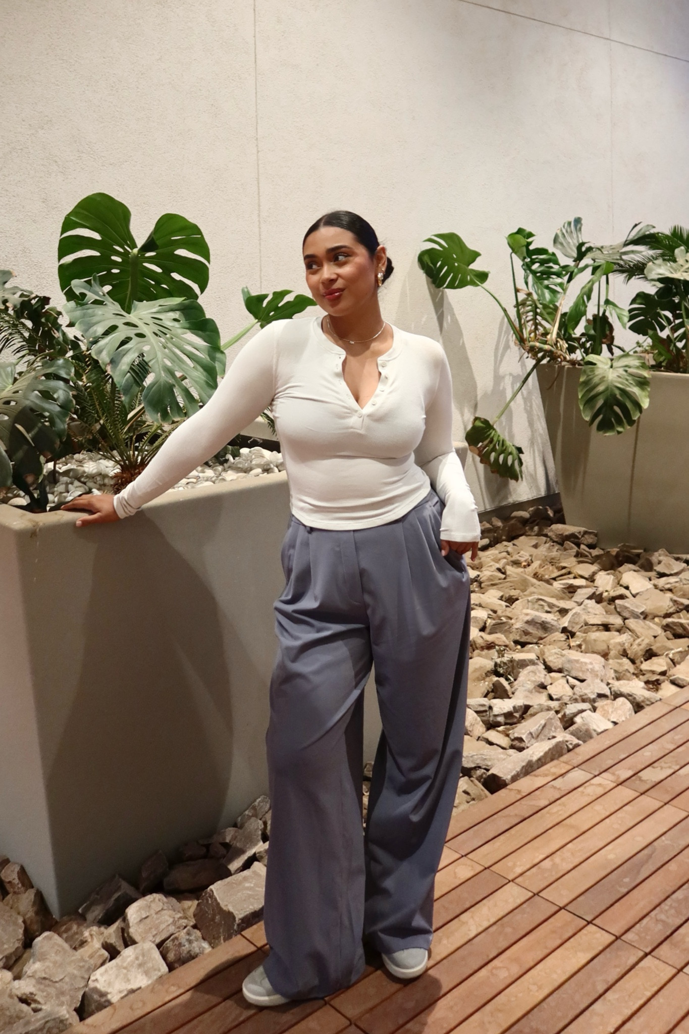Casual dinner outfit🩶wearing the Lululemon Daydrift Trousers! I love the fit, sleek look these trousers give. SO easy to dress up or down and so comfy @lululemon #lululemoncreator #ad

They have an elastic waistband & runs TTS (I’m wearing a L). Paired it with this long sleeve Lululemon top & sneakers for a casual fit!