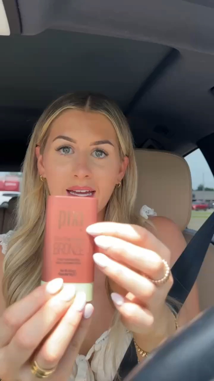 LOVE these on the go glowy bronzers from Target

These make my skin look so good🤍



Beauty, bronzer stick, pixi, on the glow, hydrating, sidneymarieduke

#LTKBeauty