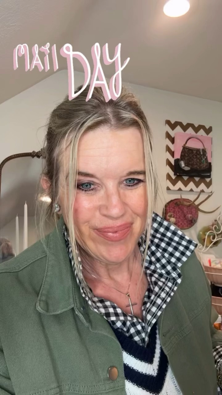 Mail Monday…

Story time and what’s arrived lately… things I’ve ordered, PR packages, collaborations coming up…

Wearing :
Utilities jacket Amazon’s-tts

Gingham button up tts 

V neck white sweater with bold navy stripe  tts 

Diamon manufactured stud earrings 

Mail: 
This first package is a small business I can’t link but you can find on Instagram 
