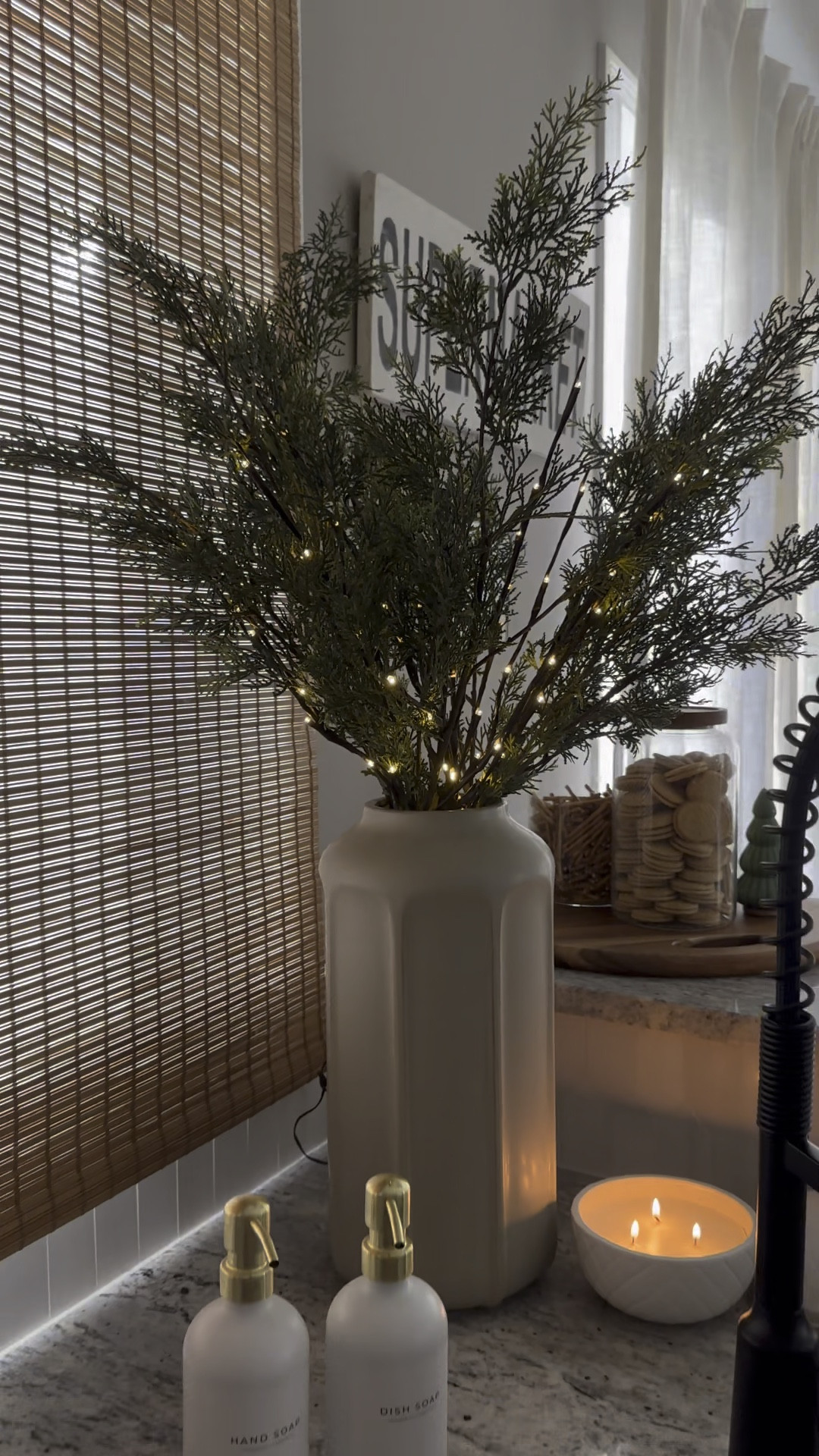 Amazon twinkle twigs to add some light to your greenery for Christmas!✨🎄✨



AMAZON
AMAZON FIND
CHRISTMAS
DECOR

#LTKHoliday #LTKSeasonal #LTKVideo