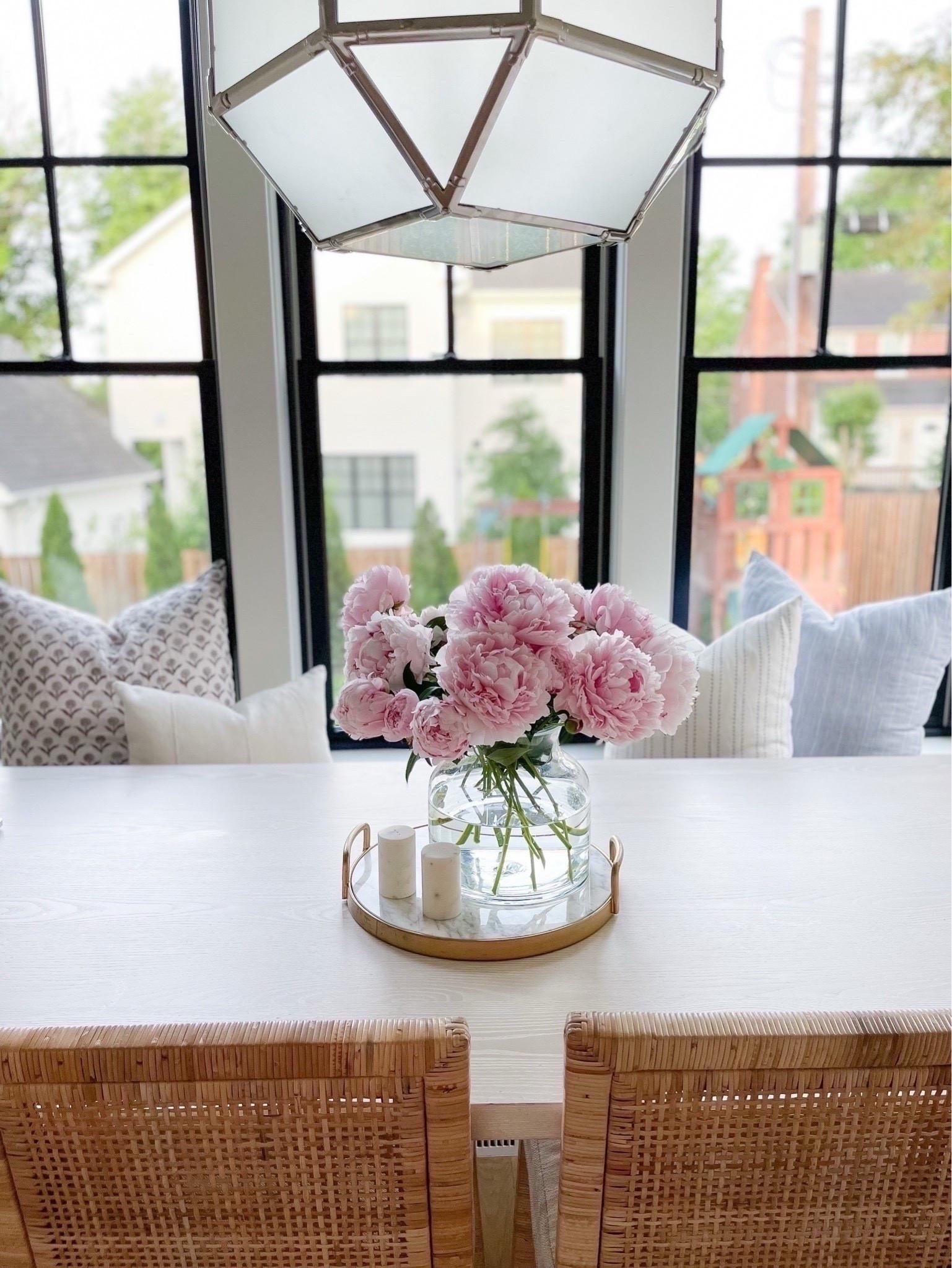 My breakfast nook with a pop of pink peonies!

Home decor, kitchen decor, dining room, table decor, neutral home spring decor, summer home decor 


#LTKSeasonal #LTKHome