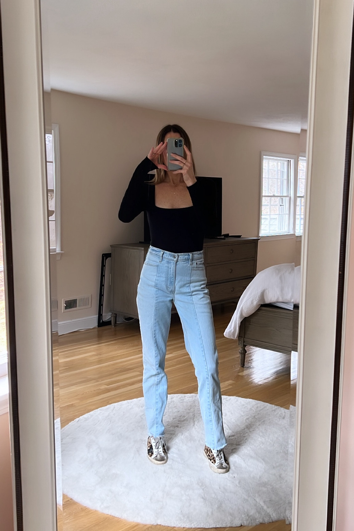 boyfriend jeans + body suit + pop of leopard = my go to 🖤 #LTKjeans #LTKdatenightoutfit 

#LTKSeasonal