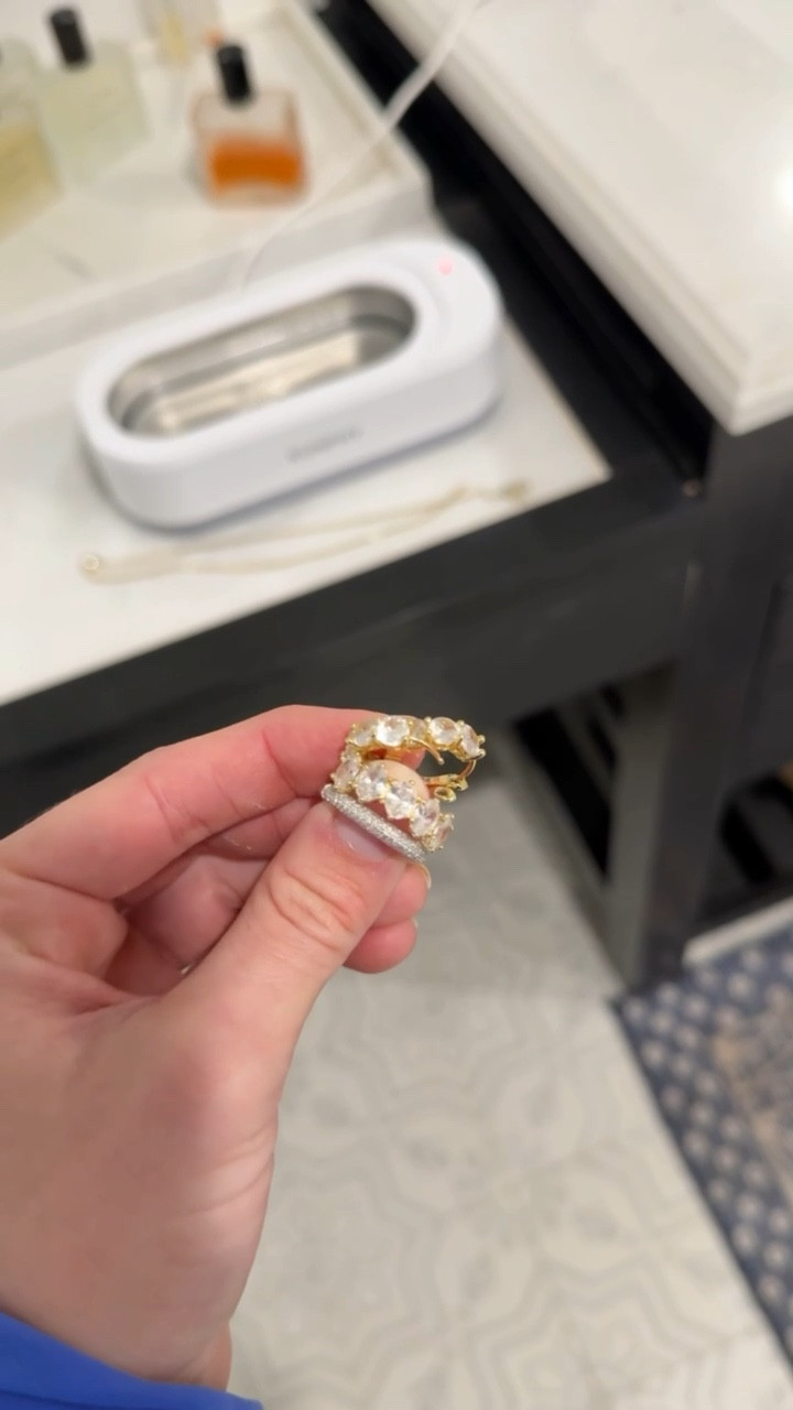 Okay I’m really impressed with this jewelry cleaner! So many people recommended it to me and it does not disappoint 