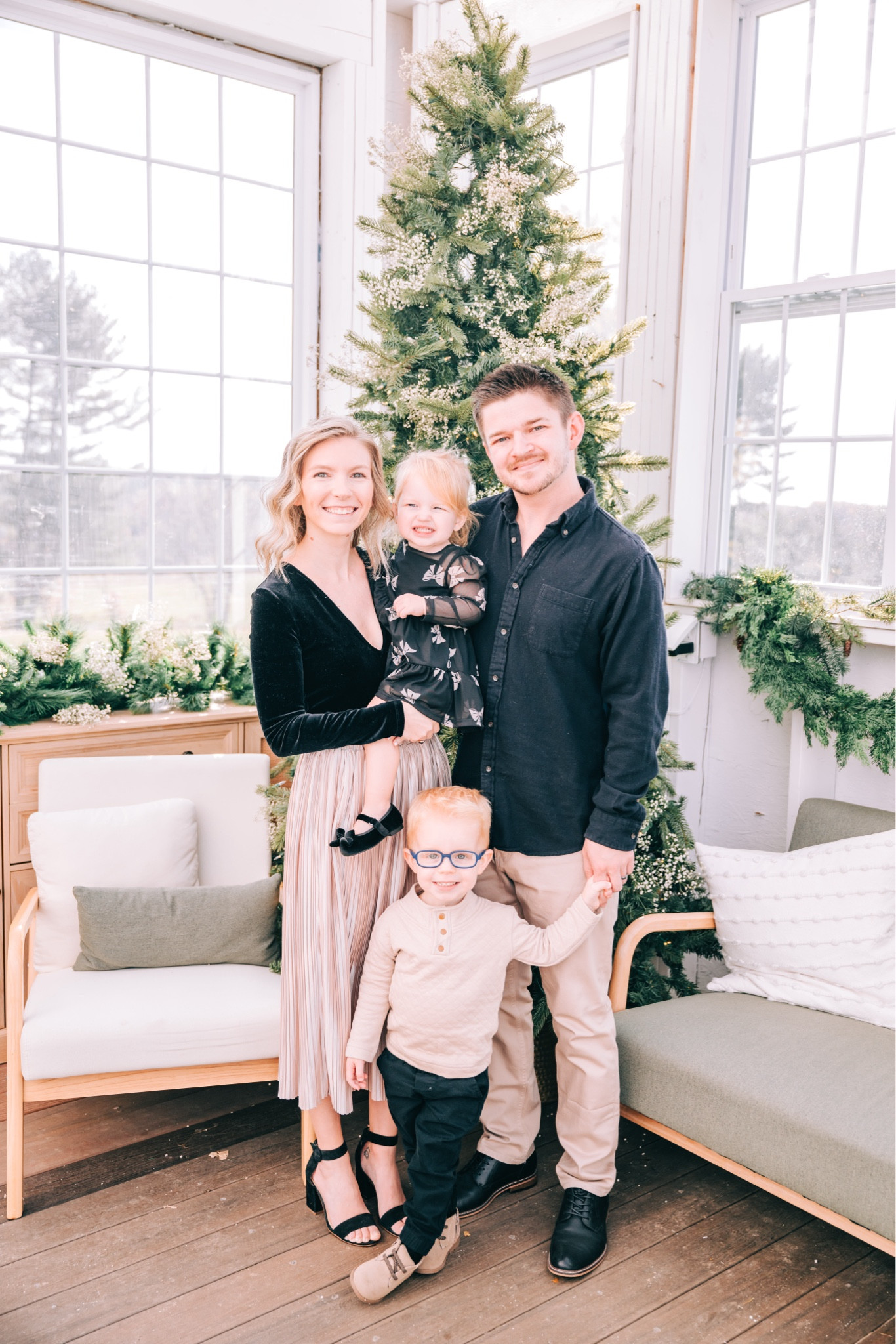 Family photo outfit ideas. Holiday family photo. Christmas card photos  

#LTKFamily #LTKSeasonal #LTKHoliday