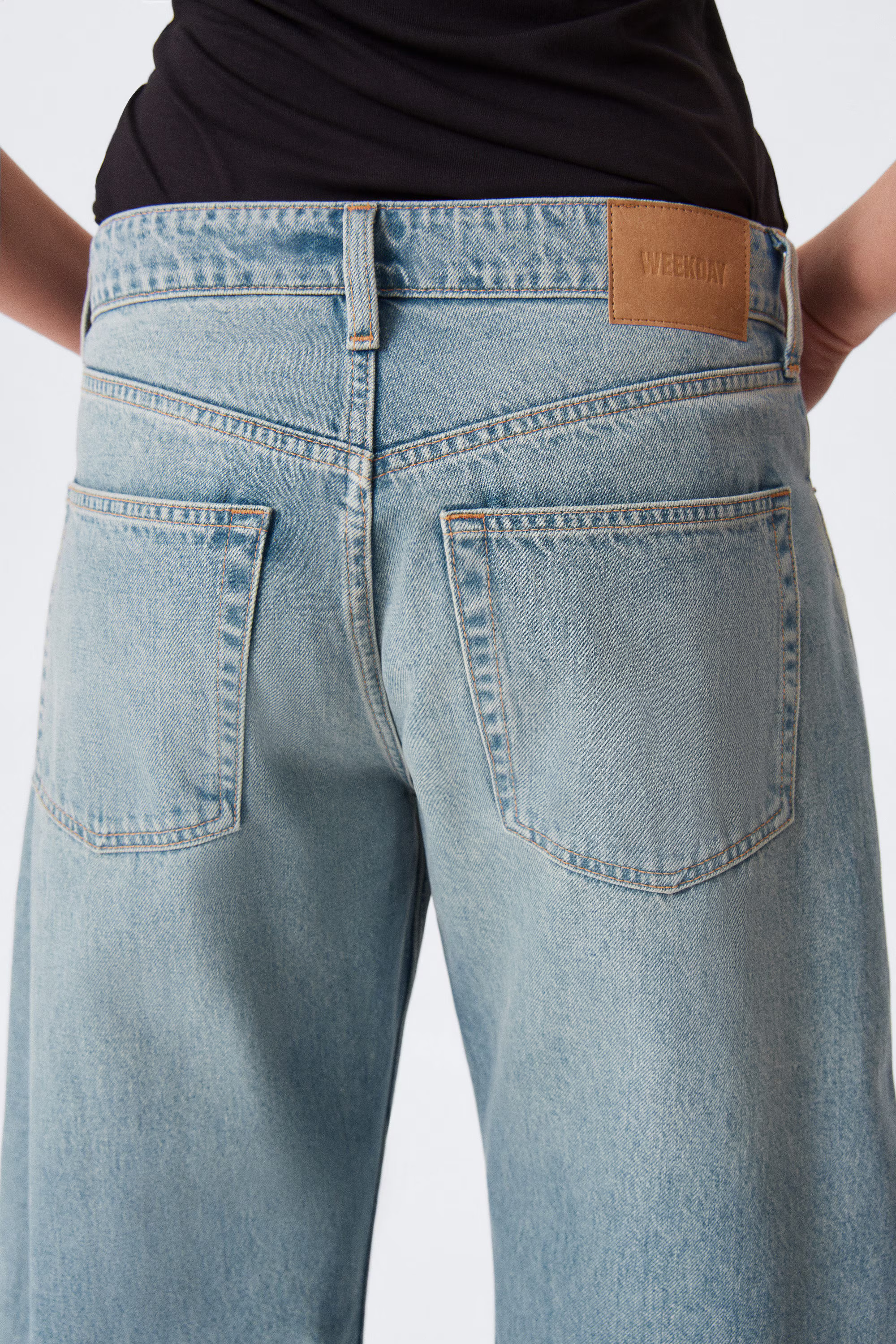 Abell Mid Rise Regular Cocoon Leg Jeans | Weekday