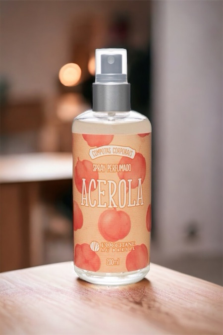 • Meus escolhidos de hoje são da L’Occitane Au Brésil linha
Compotas Corporais Acerola

Mais sobre a fragrância:
• Aromático Frutado Feminino. 
• Lançada em 2022. 
• Notas de topo: Acerola, Mandarina, Bergamota, Manga e Pera. 
• Notas de coração: Almíscar, Frutas Vermelhas, Sândalo e Baunilha. 
• Notas de fundo: Pêssego, Damasco, Jasmim e Flor de Laranjeira.

Simplesmente uma explosão de refrescância e aroma, delicado, leve de fixação em mim

Indicado para dias quentes 