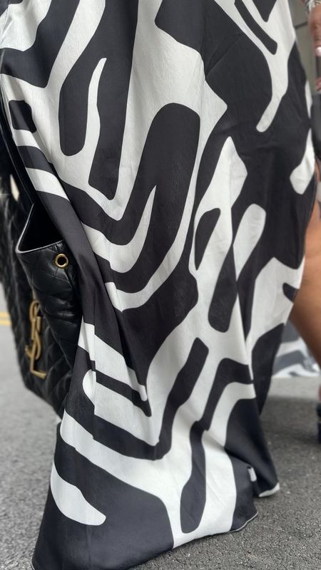 Dress flowy black and white plus curvy black owned size 18/20 

#LTKtravel #LTKplussize #LTKstyletip