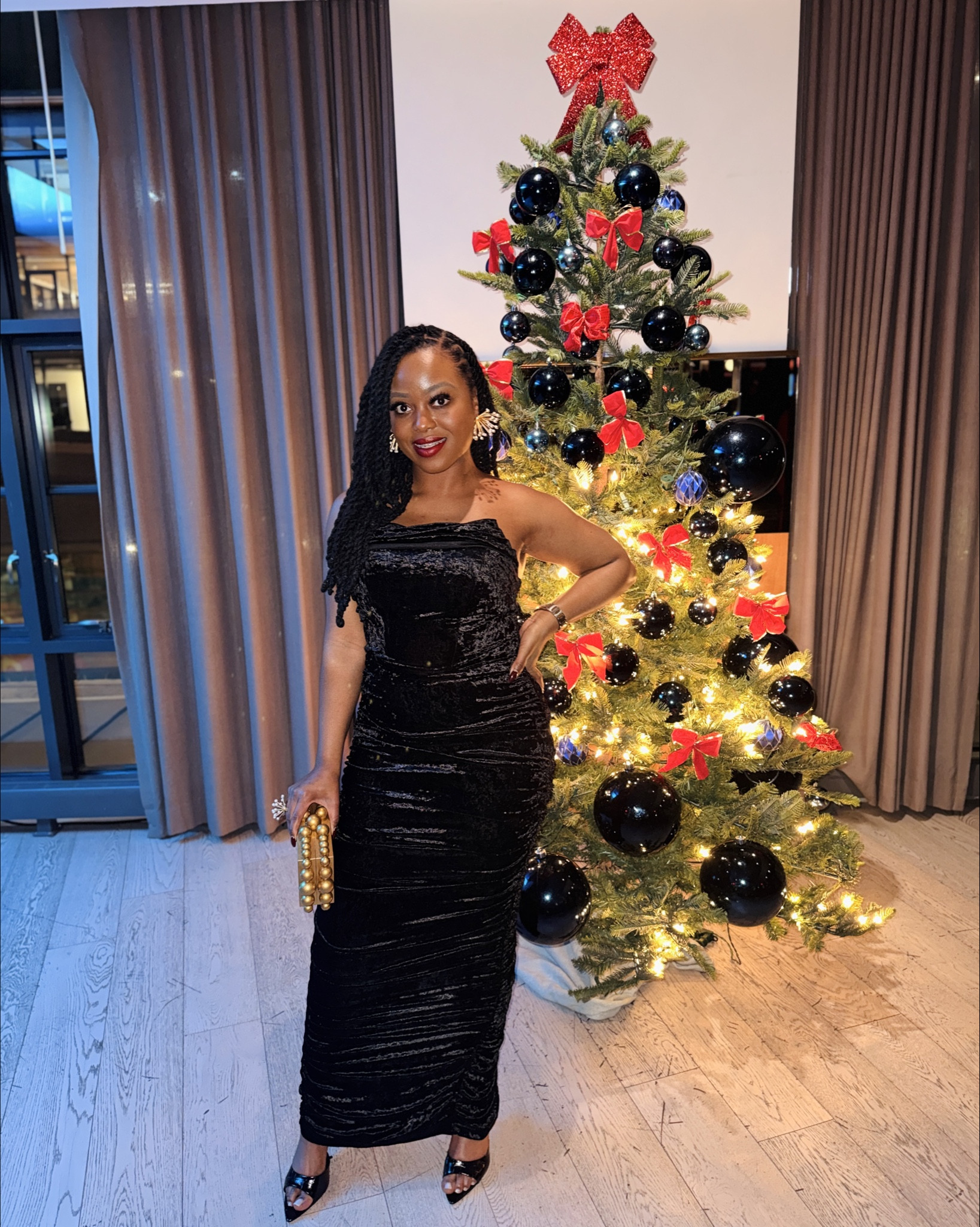 When the tree isn’t the only thing shinning ✨

#LTKSeasonal #LTKHoliday #LTKootd