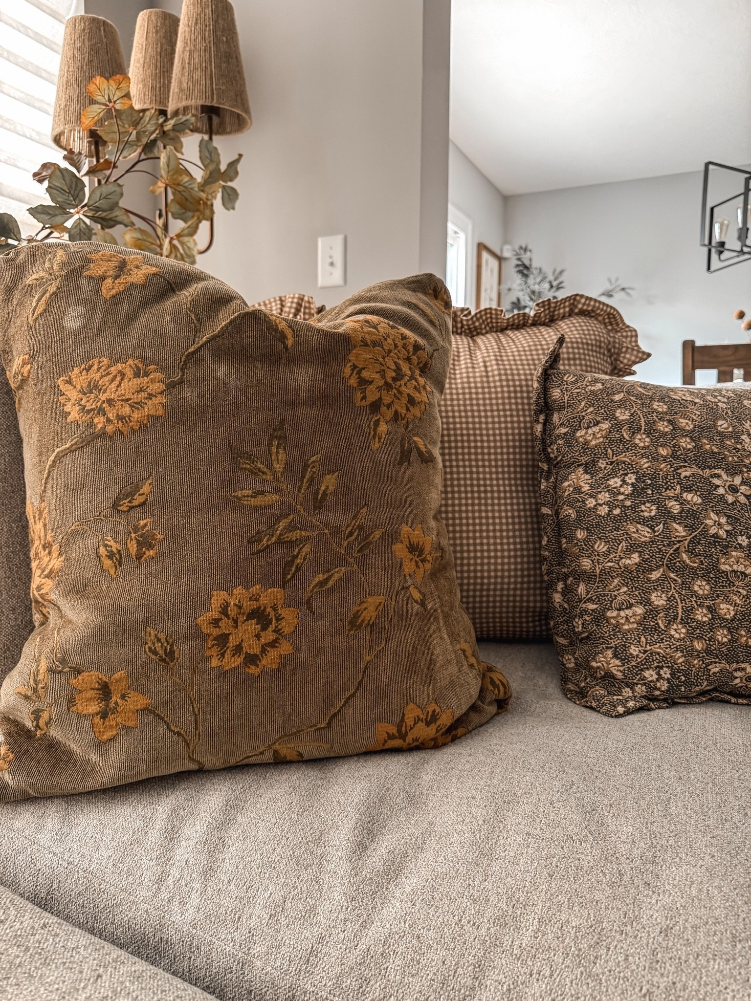 My favorite tapestry pillow cover is ON SALE & it’s reversible!!

Living room styling, sofa, throw pillows, cozy styling, home decor

#LTKHome #LTKSaleAlert