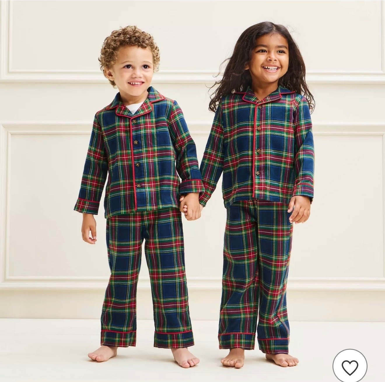 40% off the cutest holiday pjs for our littles ends today, 10/07!🫶🏽