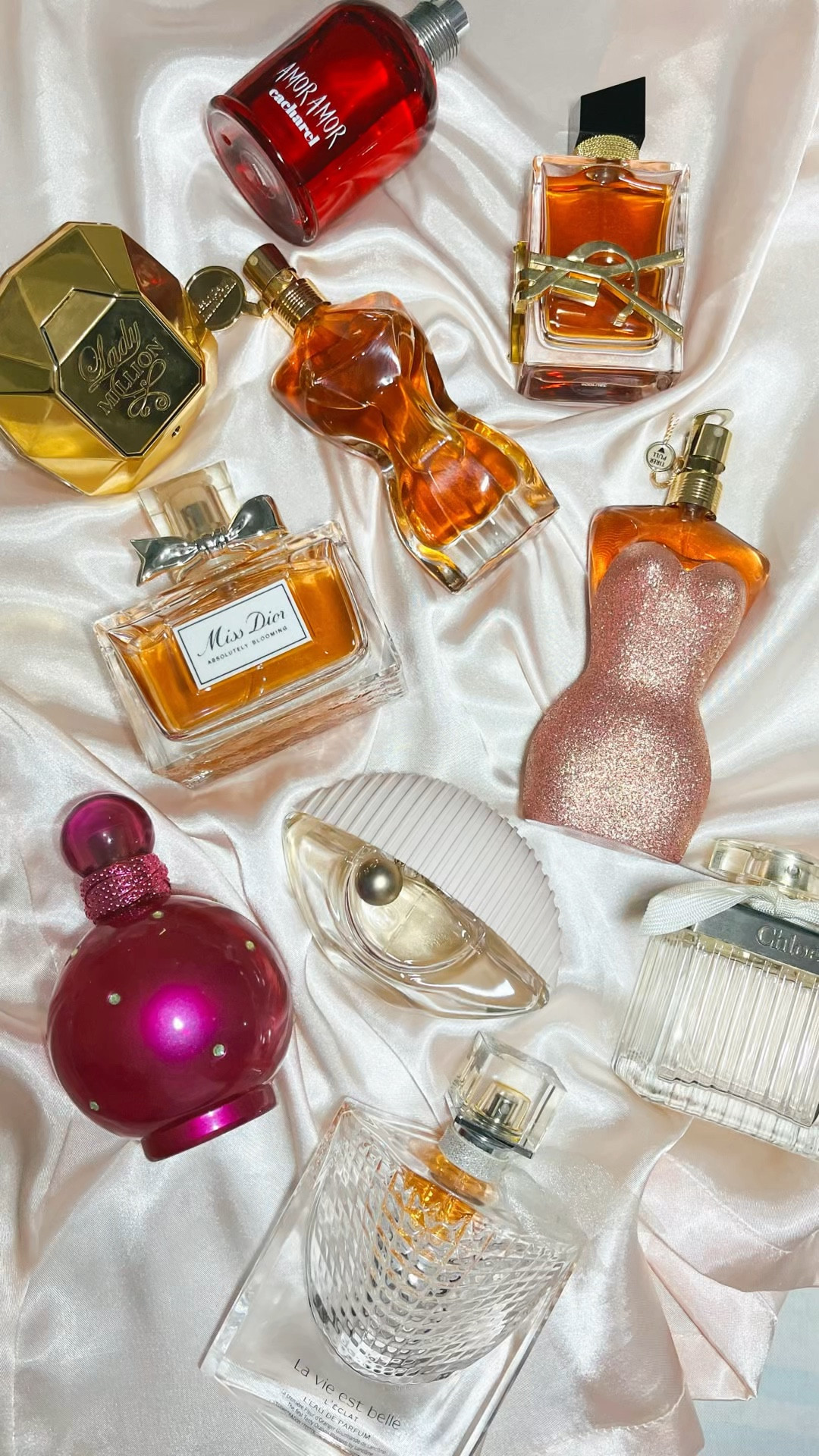 Meus cheirinhos

Por ordem que aparecem no vídeo:
Classique - JeanPaulGaultter
Chloé - Chloé
Fantasy - BritneySpears 
Pin-Up - JeanPaulGaultter
Amor Amor - Cacharel 
La Vie Est Belle L'Éclat - Lancôme
Kenzo World - Kenzo
Miss Dior Absolutely Blooming - Dior
Libre - Yves Saint Laurent
Lady Million - Rabanne

#LTKbrasil #LTKbeleza