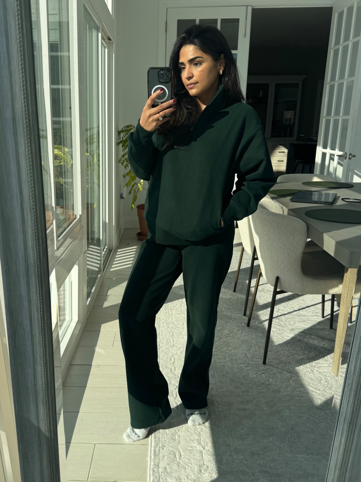 This matching set is so comfy, warm and looks put together ! The straight and slim fit of the sweatpants is amazing !