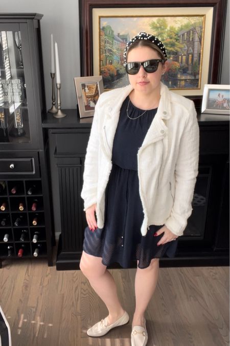 Sofia Richie with a hint of Blair Waldorf 

OOTD for the office 


Classic style, office fashion, workwear, tweed jacket, navy dress, white jacket, loafers, Raybans, headband, pearl headband 

#LTKcurves #LTKFind #LTKstyletip