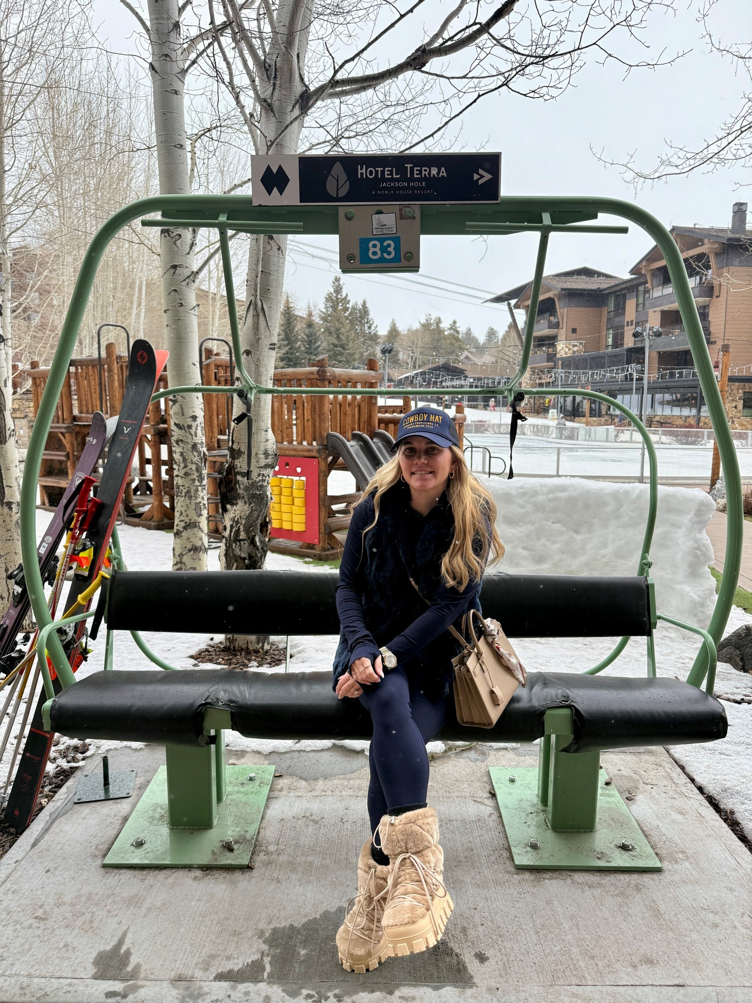 Winter outfit, fabeltics set, mountain resort chic, all navy blue outfit 

#LTKActive #LTKootd #LTKSeasonal