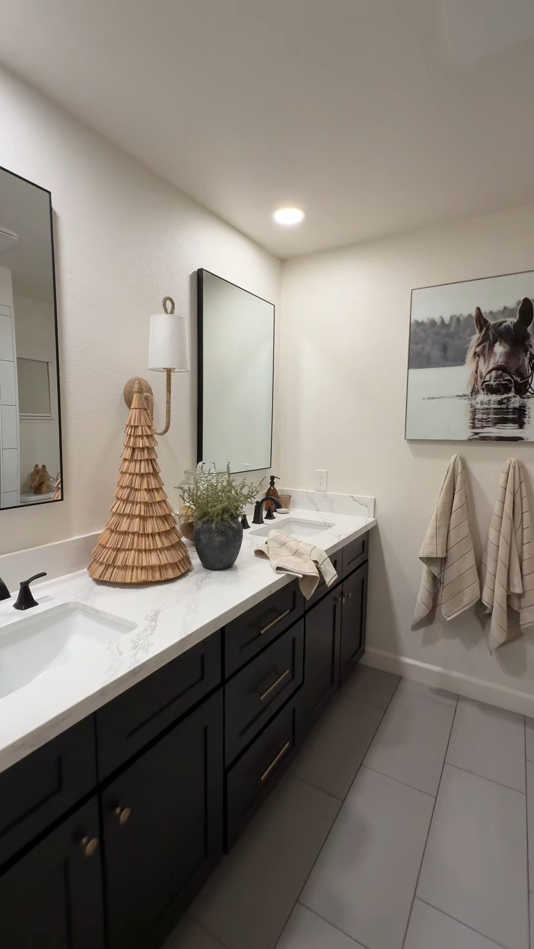 Keeping it minimal, merry, and clean 🌲

Home | home decor | bathroom | Christmas | Christmas decor 

#LTKHome #LTKHoliday