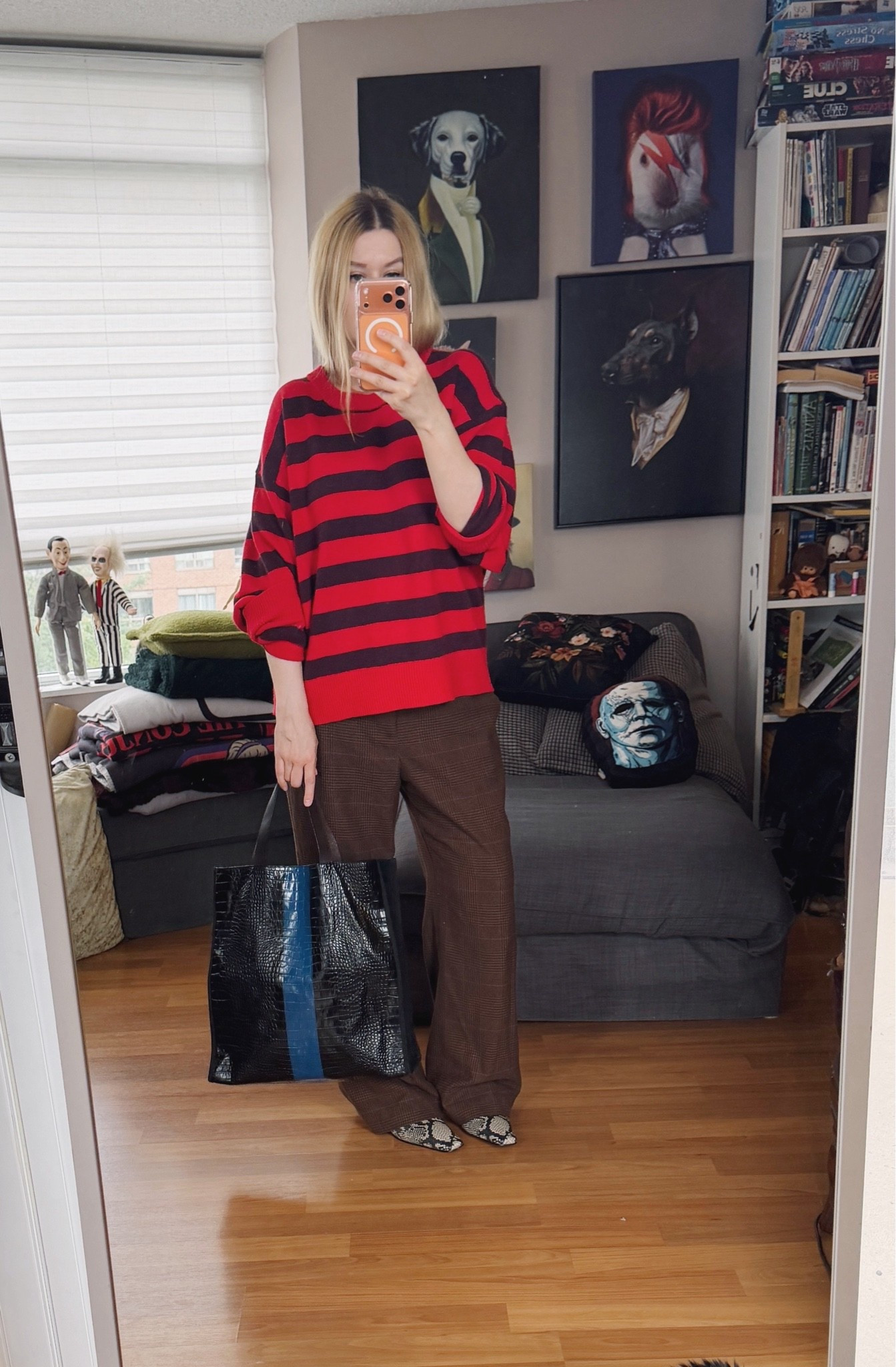 And the sweater I wore as a shrug yesterday, worn as a sweater earlier in the week. 

Trousers and bag are preloved/vintage.

.
.
.
.

https://liketk.it/6m4RN

#LTKcanada #LTKfall #LTKstyletip
