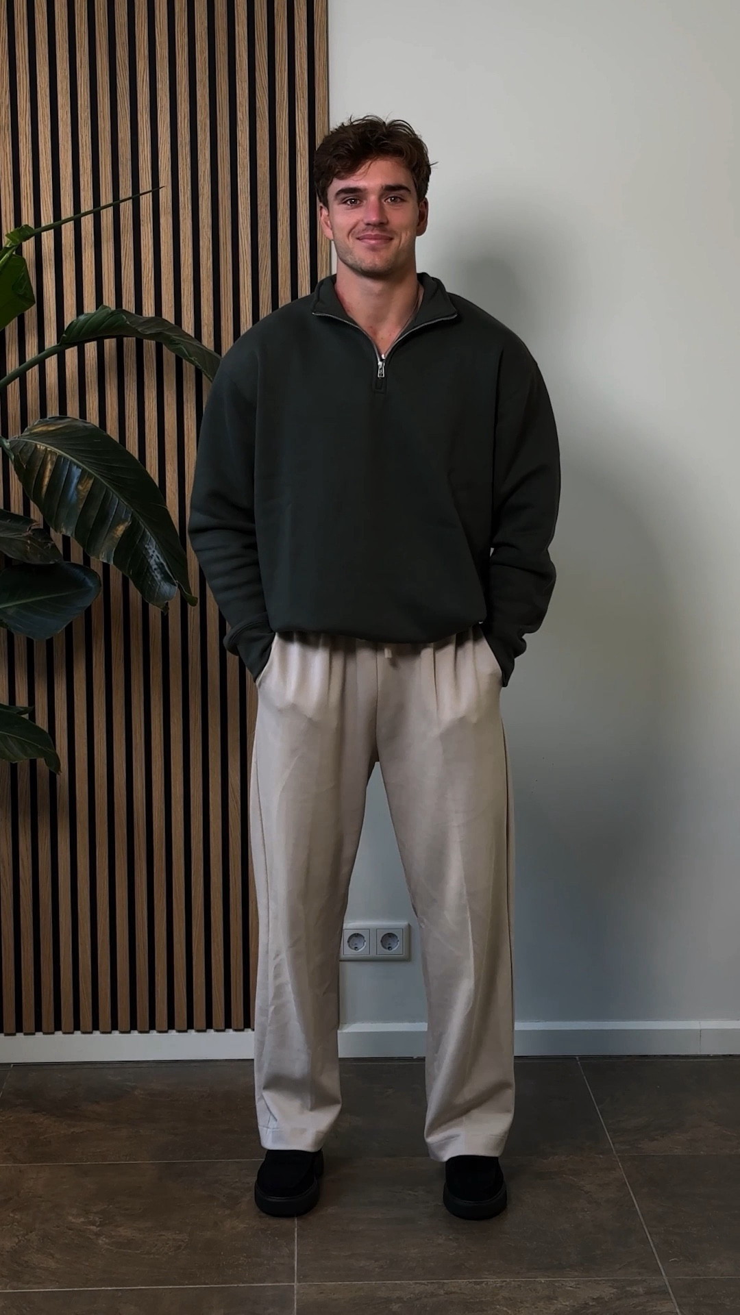 Wearing a size XL on the grey and zip sweater and L on the pants. 
I’m 1.86m/6’1ft and 90kg/200lbs