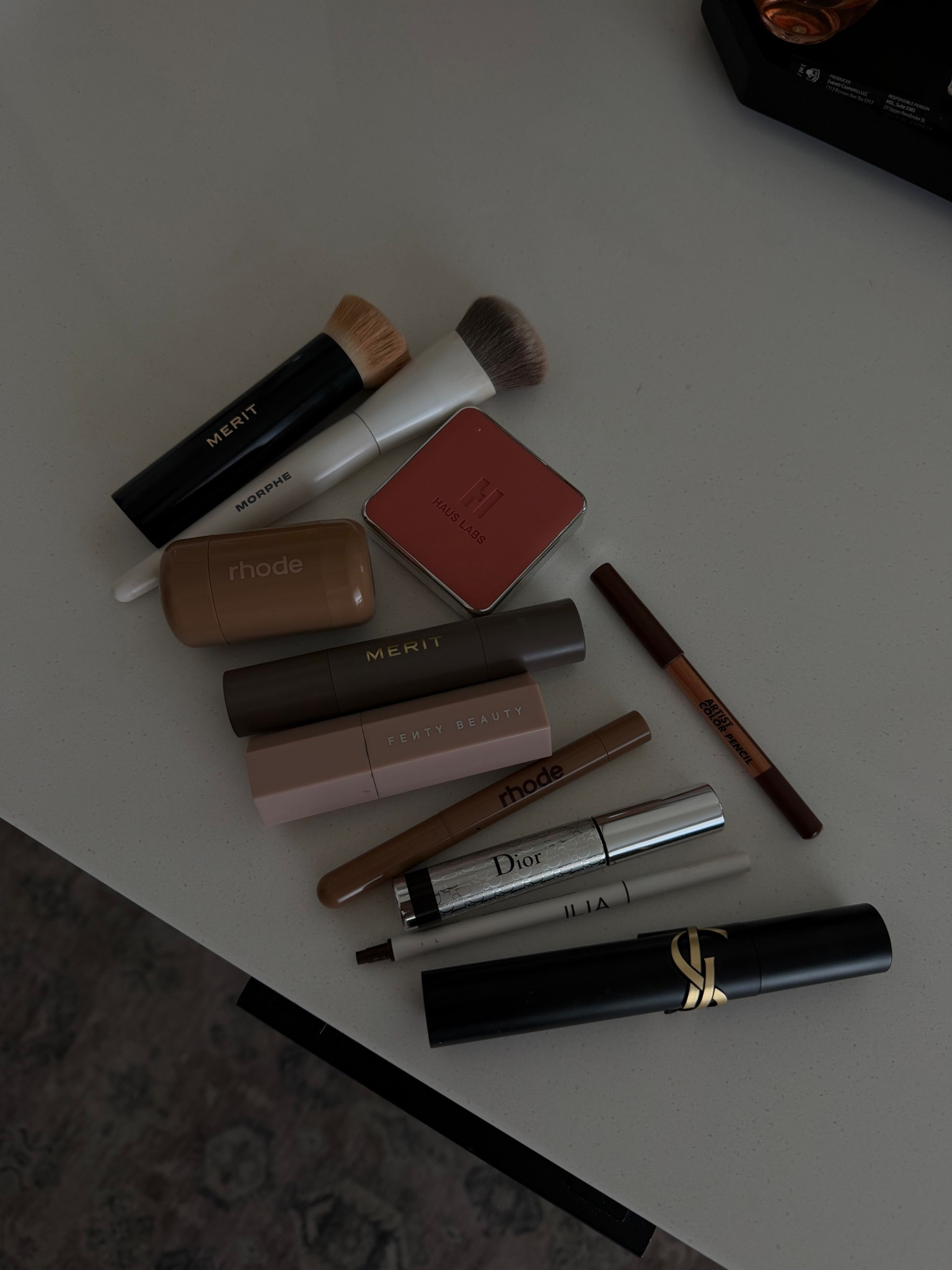 My quick every day makeup lineup 

Rhode blush- tan line
Rhode lip liner- twist 
Brown eyeliner ( also what I use for freckles) -limitless brown 608
Contour stick - truffle 04
Haus labs blush- French rosette 
Merit stick- bisque