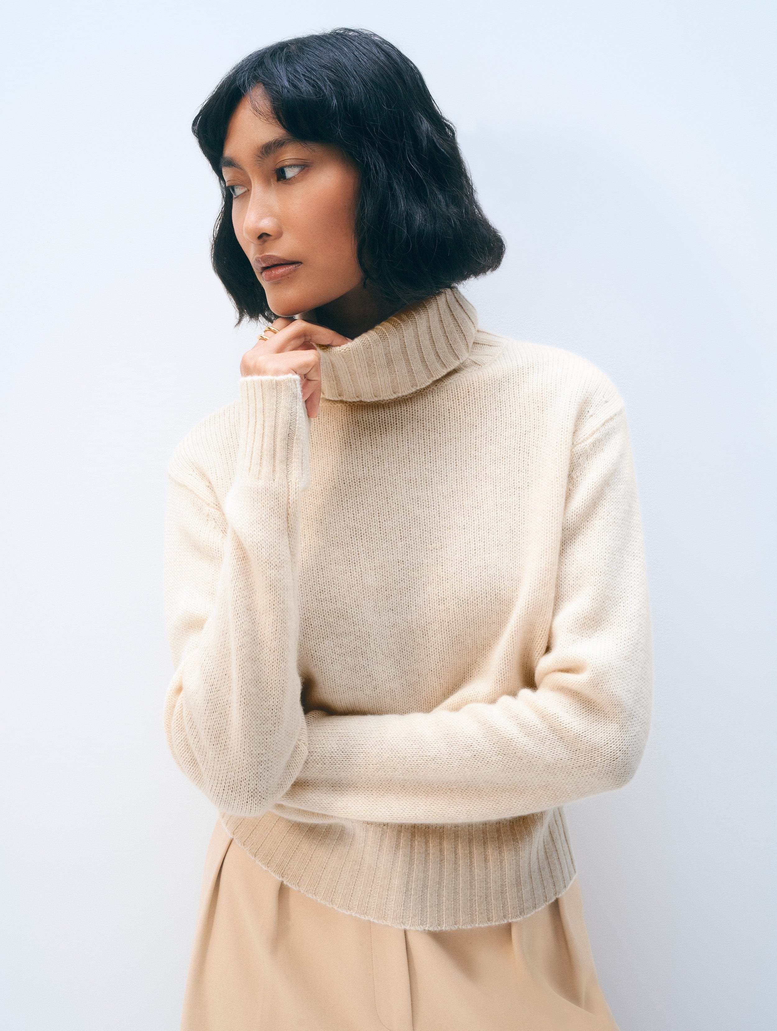 White & Warren Cashmere Featherweight Turtleneck Sweater in Natural Heather size Medium | White and Warren