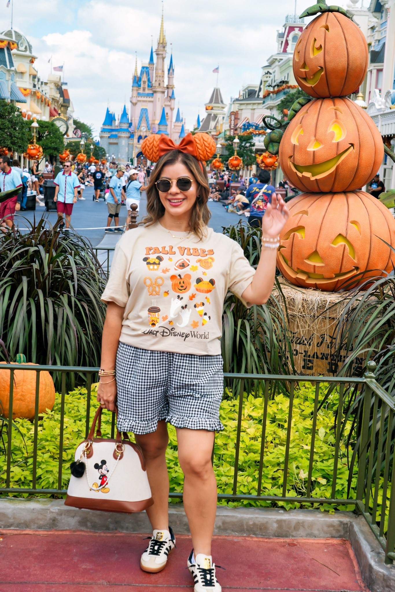 Disney Fall Vibes #DisneyFallOutfits #thanksgivingatdisney #DisneyOOTD