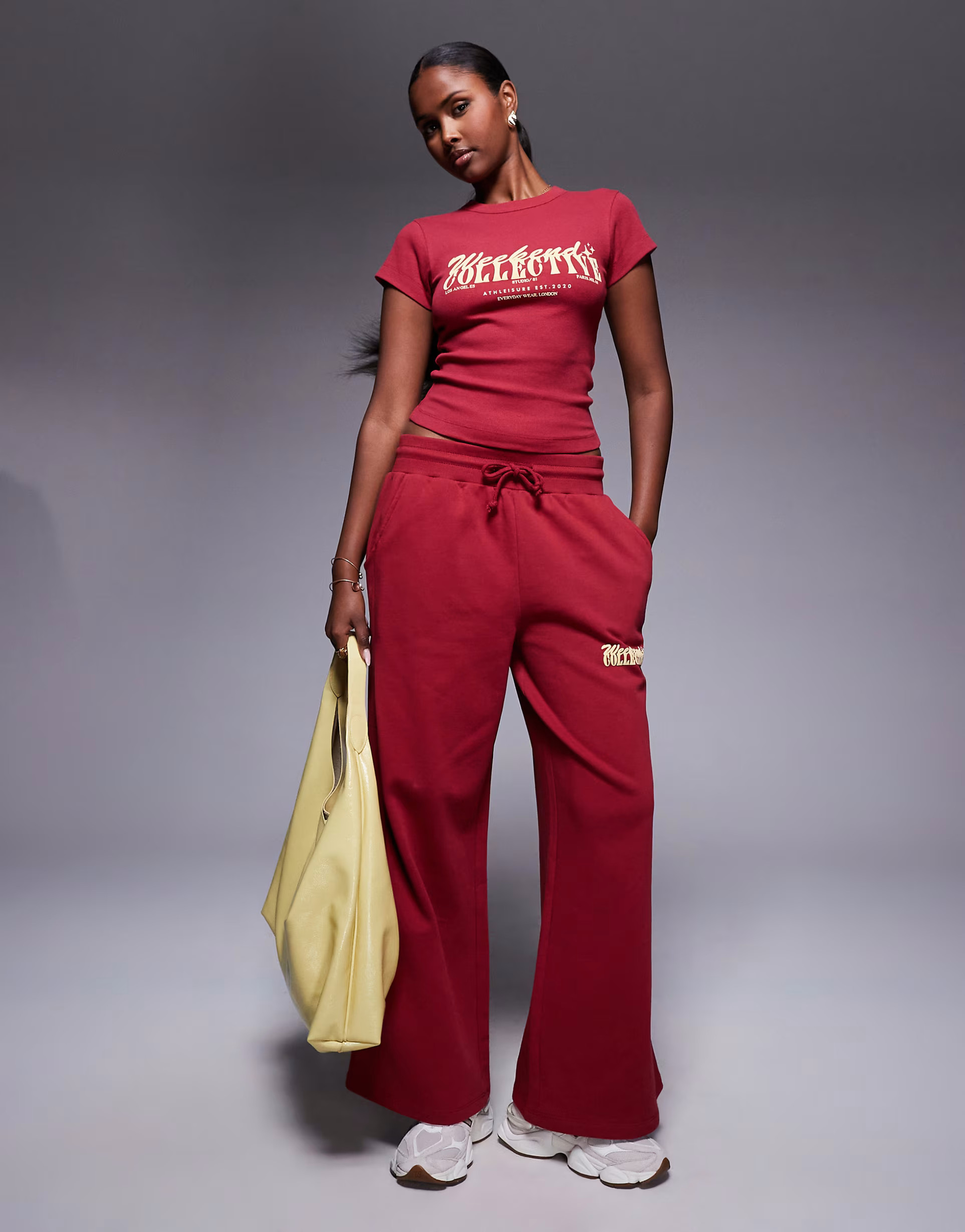 › Weekend Collective – Knapp geschnittenes T-Shirt in Burgunderrot mit Print mit verschiedene... | ASOS (Global)