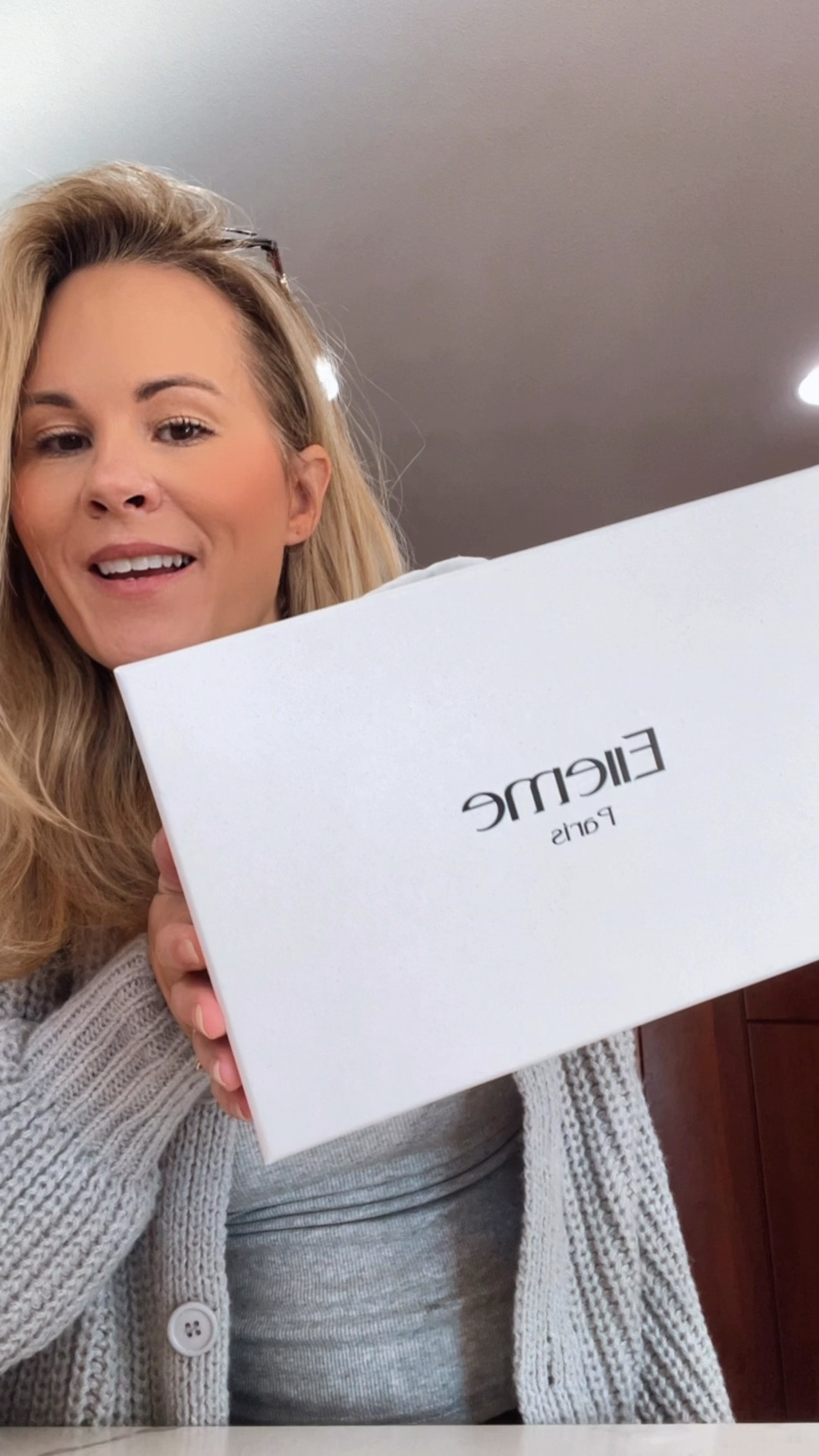 The ultimate "it-girl" accessory: the @Elleme Mini Boomerang bag 🤎✨. I’m obsessed with the unique east-west shape and that signature structured metal handle! It’s the perfect blend of Parisian chic and functional luxury—fits all my essentials (phone, lipstick, cardholder) and transitions perfectly from day to night. Whether you wear it as a top handle bag or use the adjustable crossbody strap, it elevates any look.
🤍👇
#elleme #ellemebags #ellemeparis #minibag #miniboomerang #bagaddict #handbagreview #frenchstyle #neutraloutfit #LTKbag #LTKstyletip #LTKeurope #designerbags #streetstyle #summeraccessories

#LTKspringtrends #LTKunboxing #LTKWorkwear