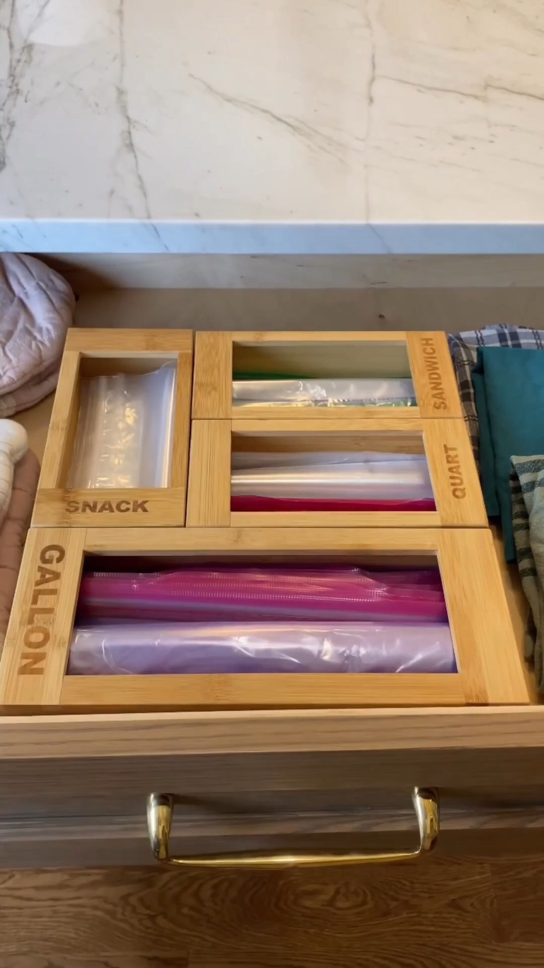 These sandwich bag organizers keep my drawers so organized and they’re a total game-changer for packing lunches on busy school mornings! They come in all shapes, sizes, and colors — here’s a roundup of my faves!

#ziplocbag #drawerorganizer #sandwichbags #kitchendrawers #organizationtip #organizationhack
#kitchenorganization #homeorganization

#LTKHome #LTKmomlife #LTKfoodie