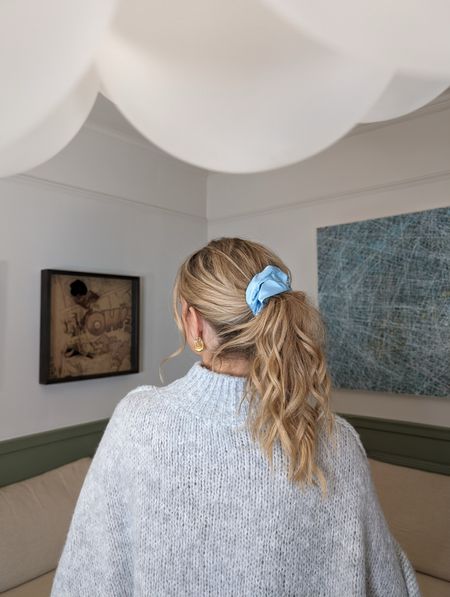 Scrunchie of Dreams 🩵☁️

🧚🏼‍♀️ Blue Scrunchie - Claires 
🧚‍♀️ Grey Knitted Jumper - Charli