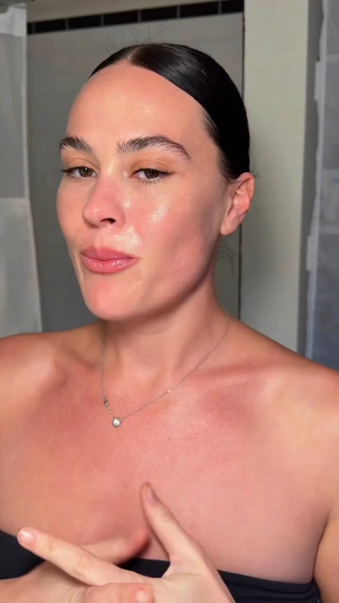 Brightening serums actually DO work, but only if done properly. This @everskincare duo is the perfect start to a flawless skin routine.

Products:
Daytime Brightening Serum
Overnight Facial Cellular Renewal Oil

#skincare #everskincare #makeup #skincareroutine #glassskin