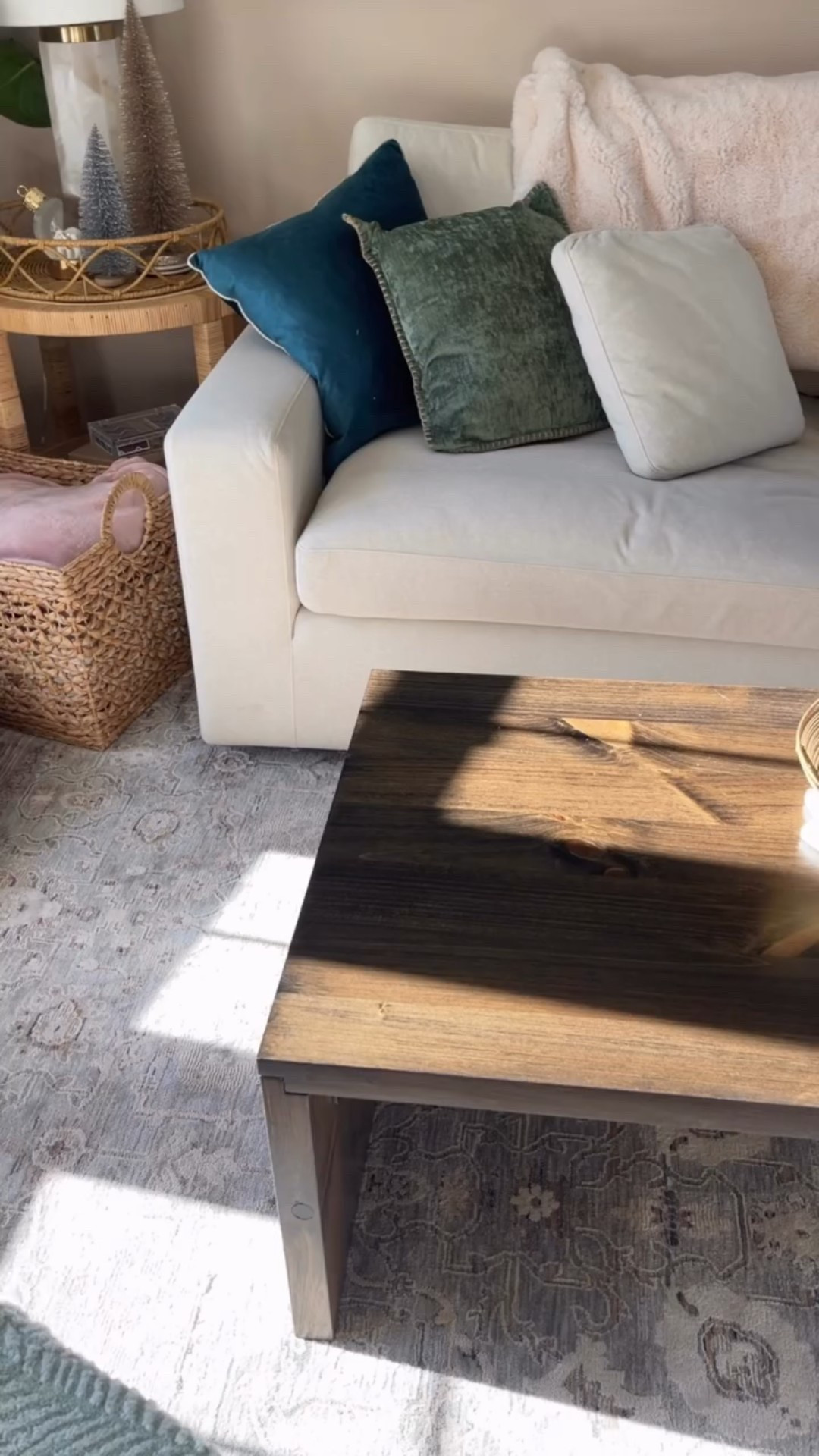 The @urbandi waterfall coffee table—classic design, beautiful detailing, and the kind of timeless piece that effortlessly pulls the entire space together. 🤍✨

#Urbandi #luxurydecor #coffeetable #homedecor #charlestondecor #LauraLilyHome