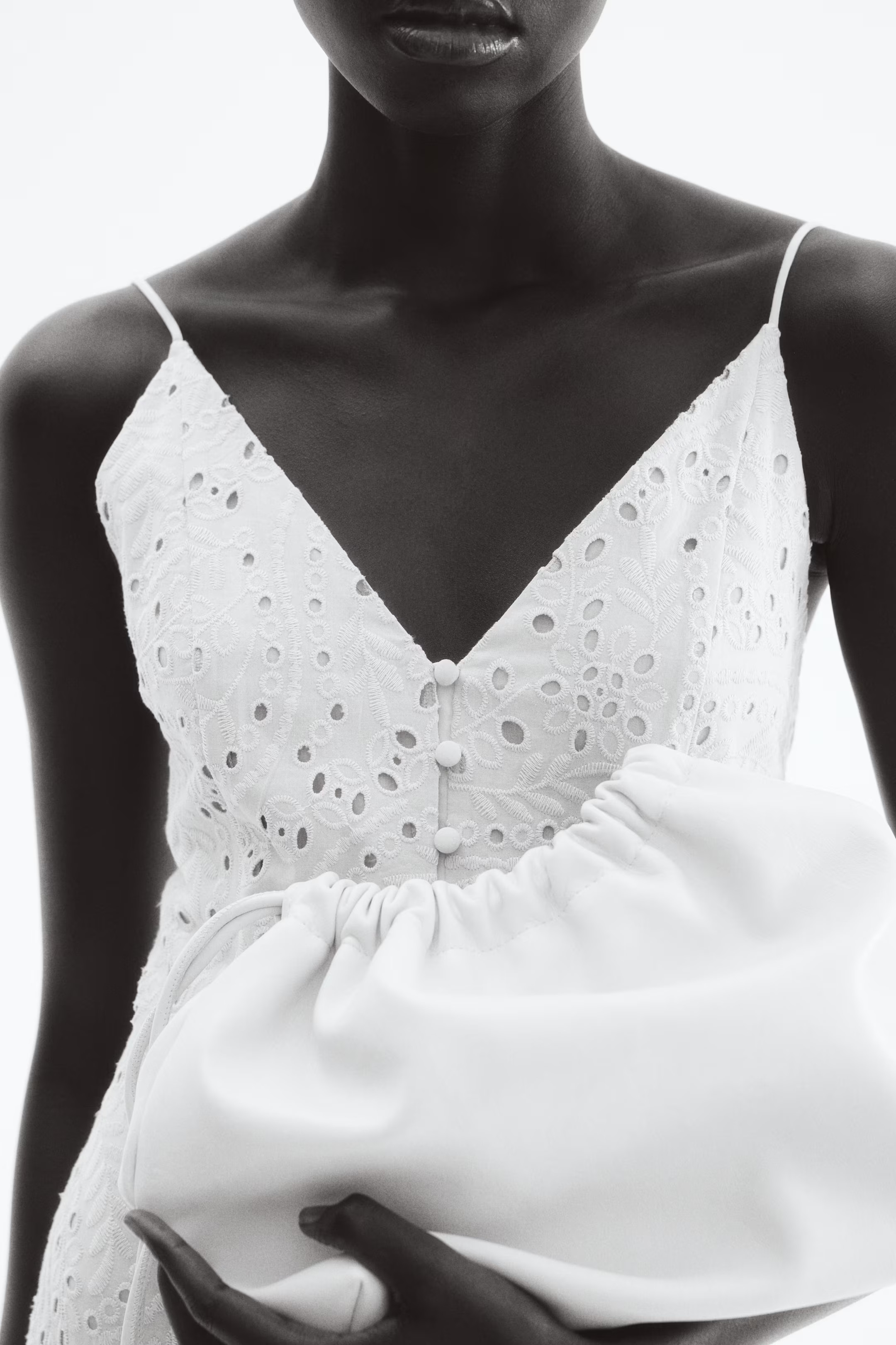 Trägerkleid mit Broderie Anglaise | H&M (DE, AT, CH, NL, FI)